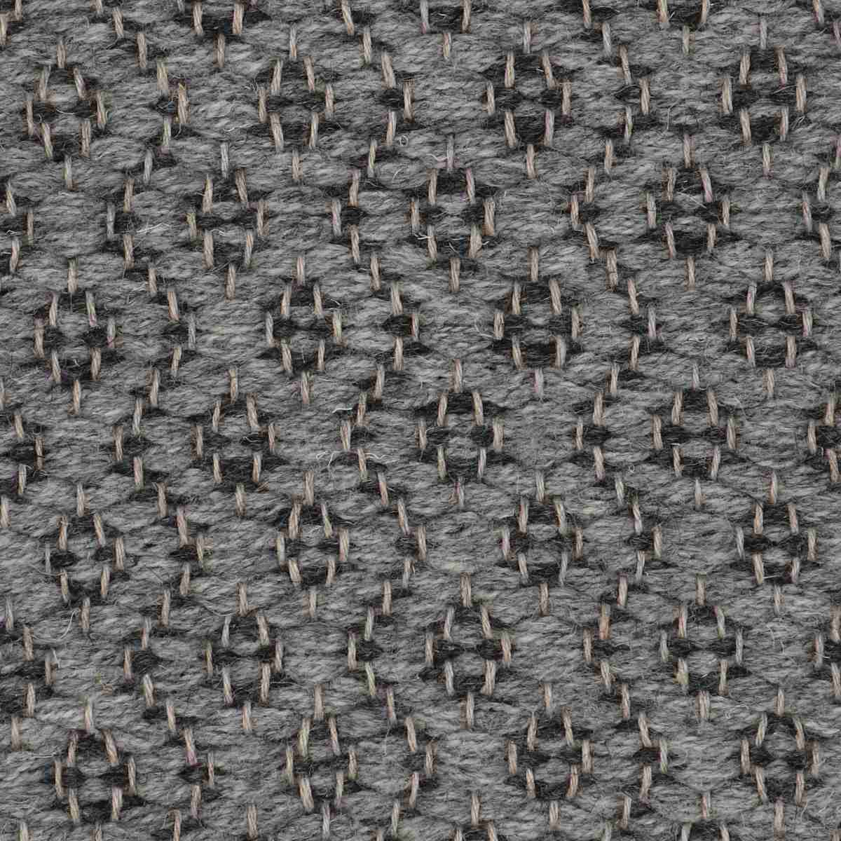 <p>Round Rosepath, main grey 04, inside dark grey 05 on the natural yarn</p>
