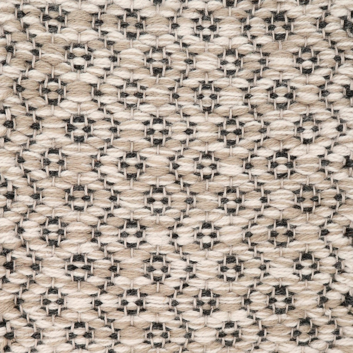 <p>Round Rosepath, main grey mix 1011, 1023, inside dark grey 05 on the natural yarn</p>
