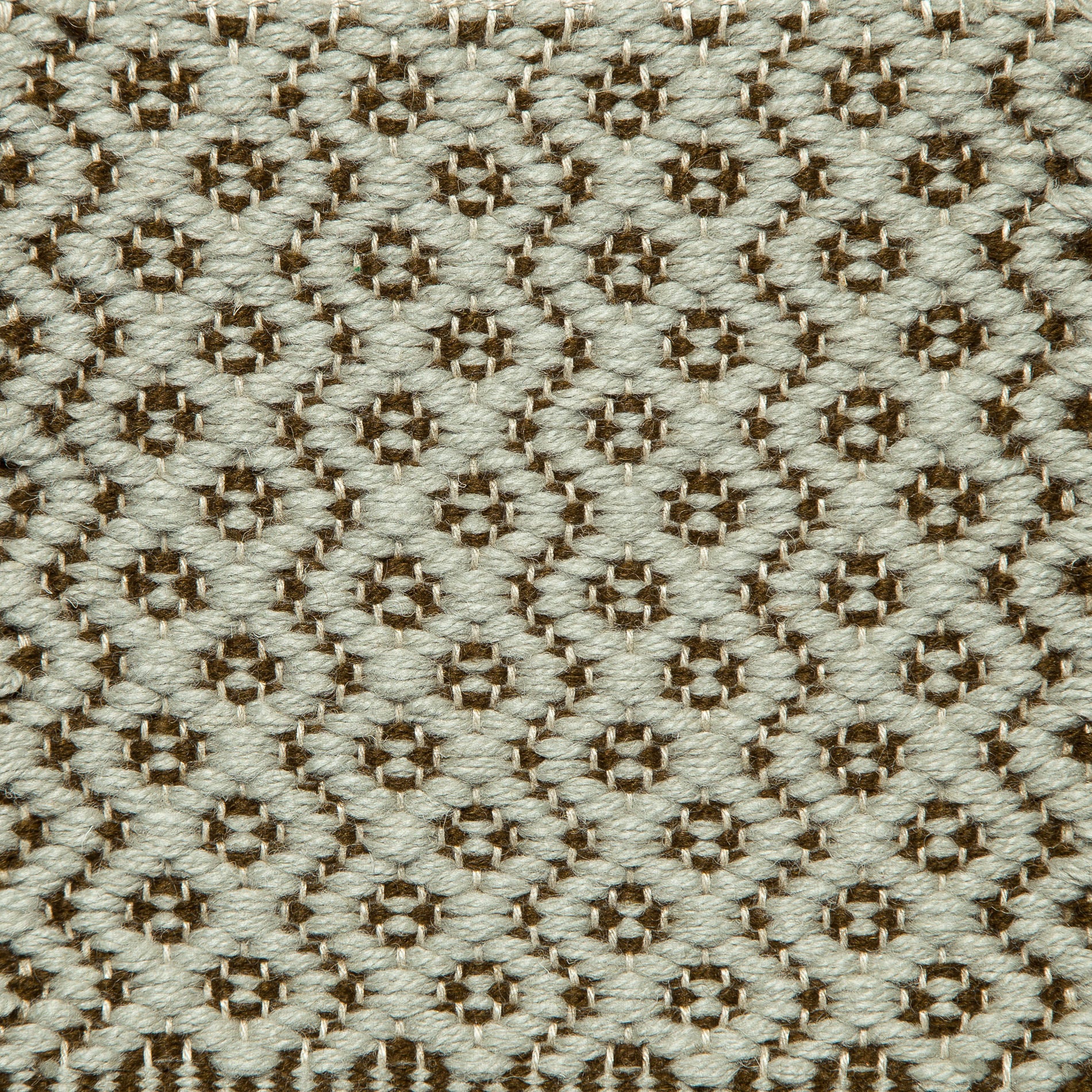 <p>Round Rosepath, main light blue CH033, inside brown CH4225 on the natural yarn</p>