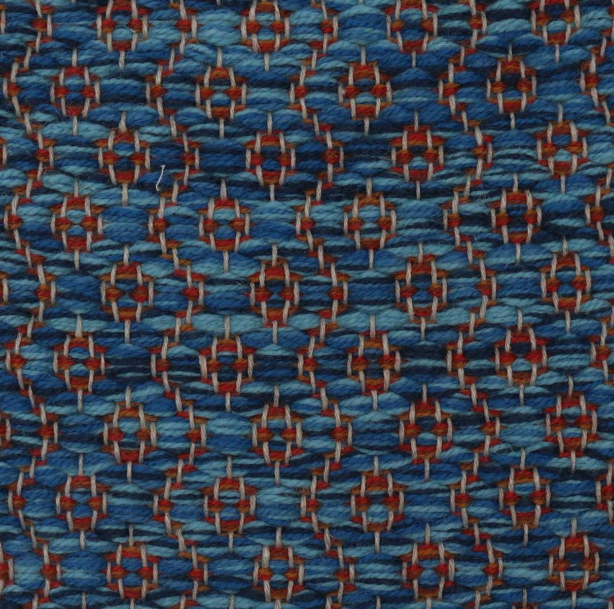 <p>Round Rosepath, main 5017, 5003, CH017 inside 6005, CH5226 on the natural yarn</p>