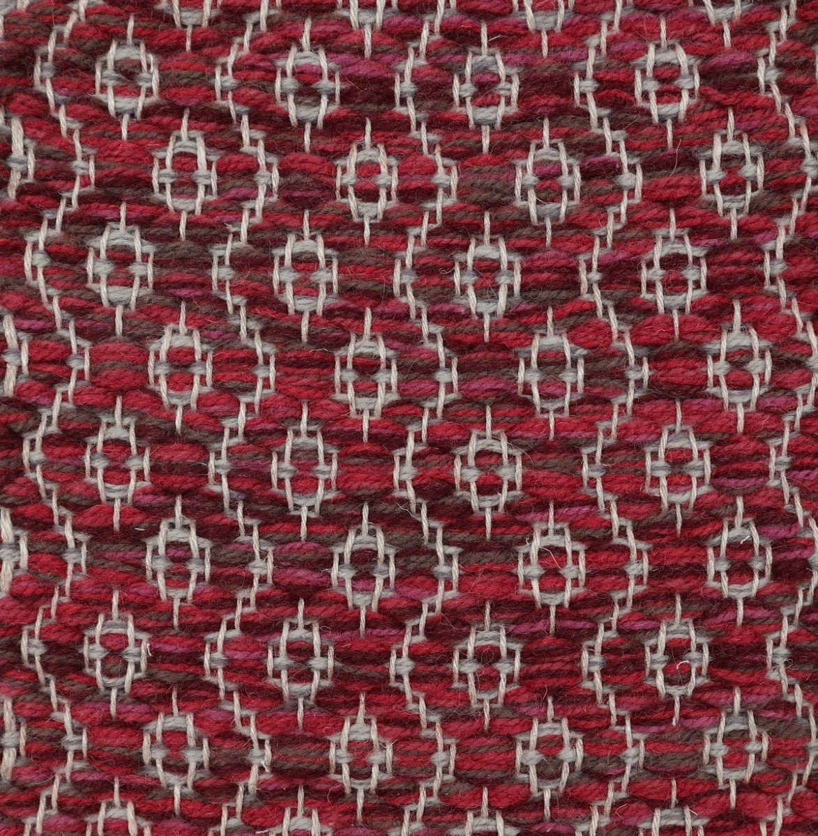 <p>Round Rosepath, main mix of brown 6005, CH5226, 3011, 7004, 6037, ins. 1009, 1003 on the natural yarn</p>