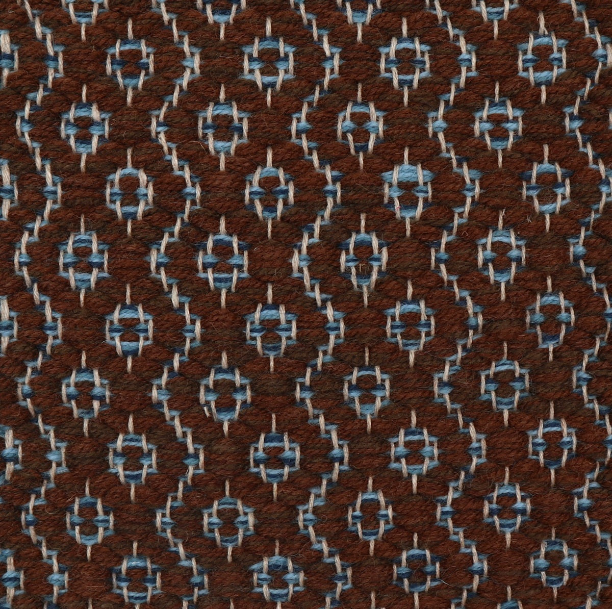 <p>Round Rosepath, main mix of brown 8132, CH4225, CH4326, inside mix of blue 5001, 5021, 5027 on the natural yarn</p>