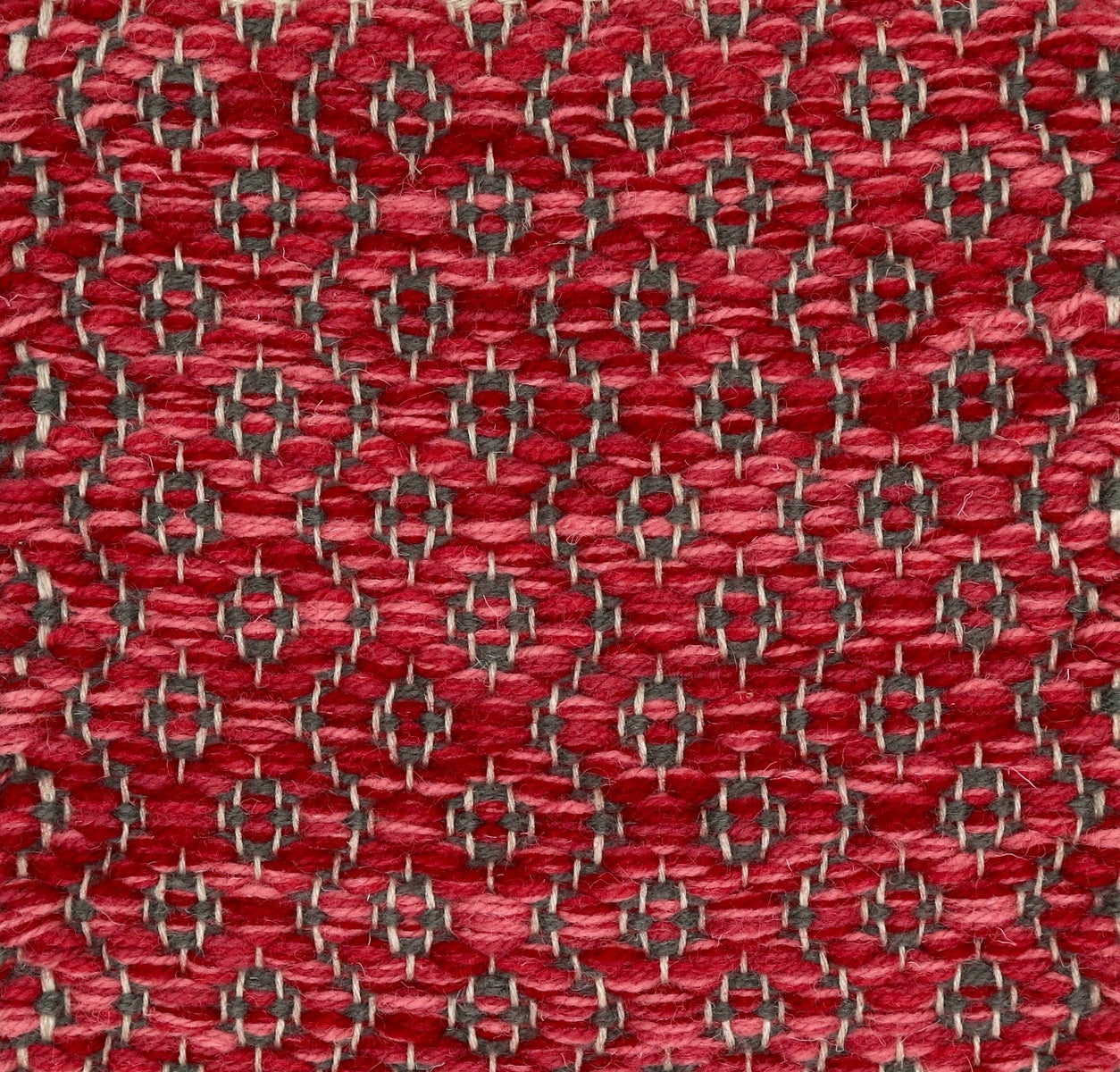 <p>Round Rosepath, main red mix 3010, 3011, 3015, 6037, inside grey 1005, on the natural yarn</p>