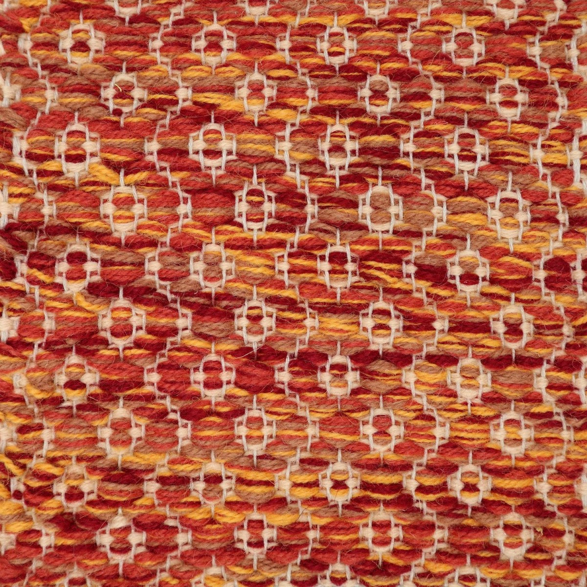 <p>Round Rosepath, main red mix 8153, 3015, 2007, 6008, inside cream 6039 on the natural yarn</p>