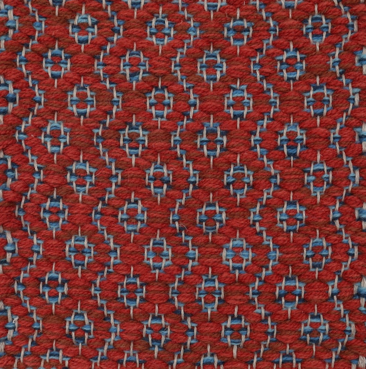 <p>Round Rosepath, main terracotta 8153, 8154, 6002, inside blue 5027, 5003, 5017 on the natural yarn</p>