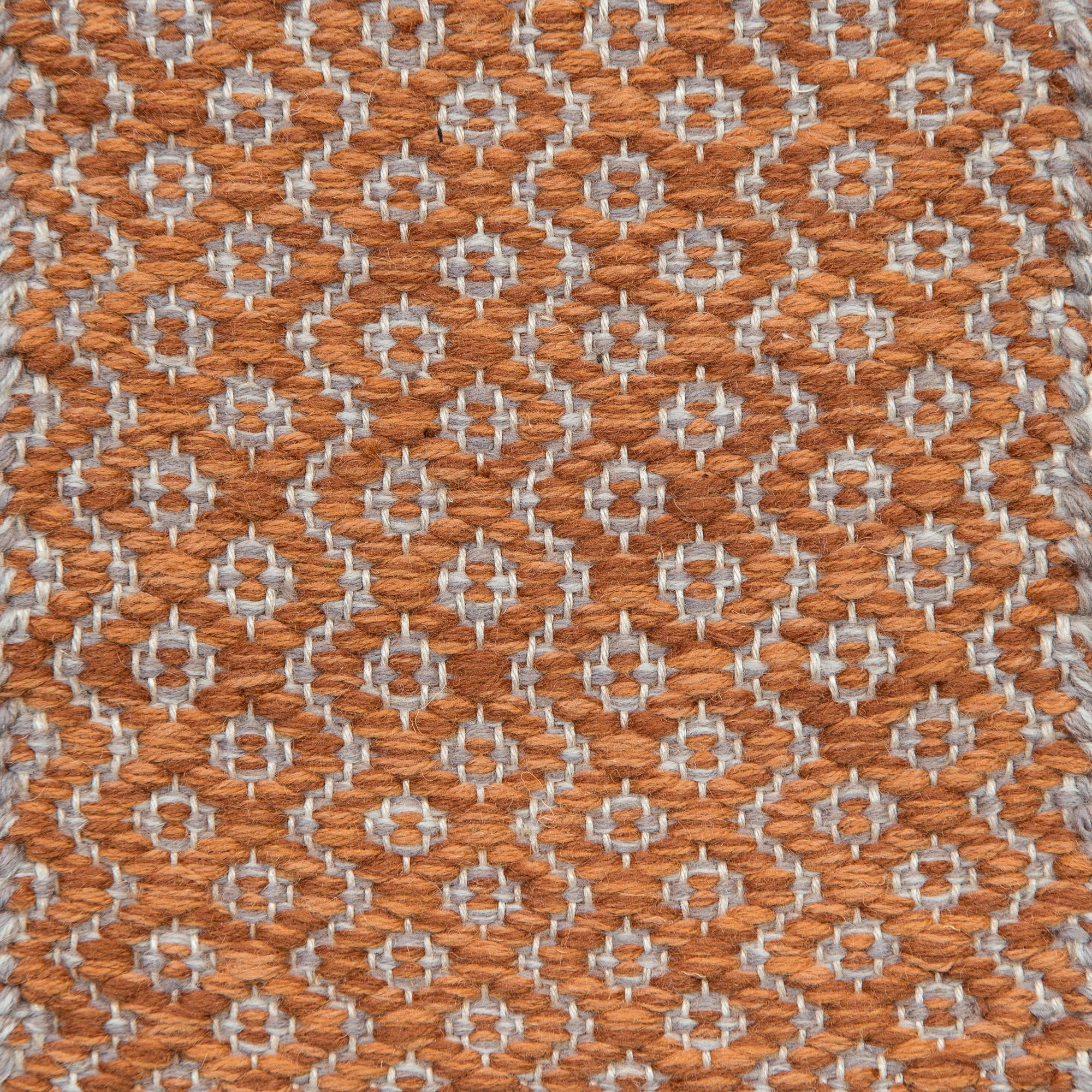 <p>Round Rosepath pos./neg., main brown mix 6008, 6002, inside grey mix 1003, 1009, 1021 on the natural yarn</p>