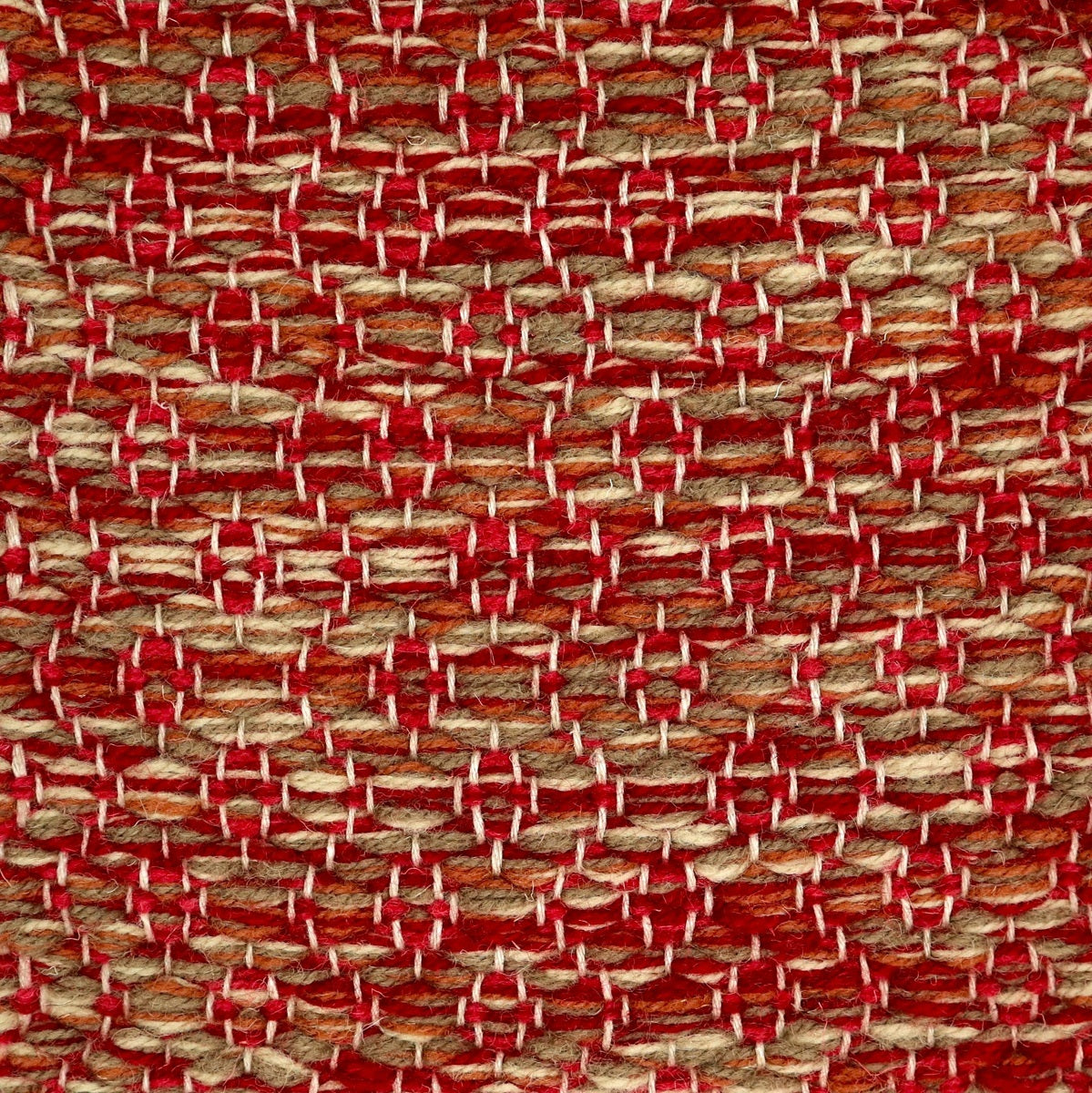 <p>Round Rosepath pos./neg., main mix of 3015, 6002, 6017, 6014, inside red mix 3015, 3011 on the natural yarn</p>