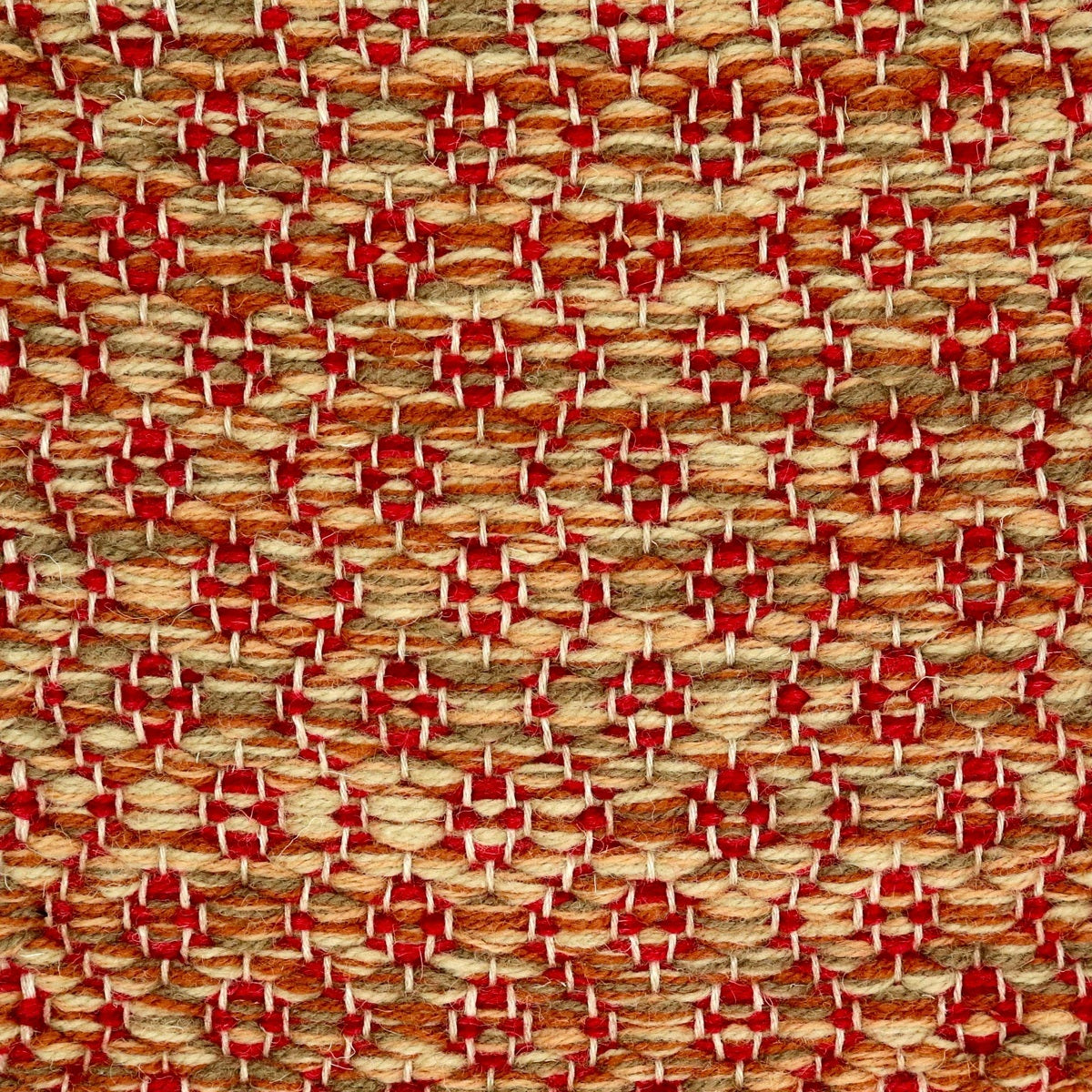 <p>Round Rosepath pos./neg., main sandy green 6017, 6014, 6001, 6002, inside red mix 3015, 3011 on the natural yarn</p>