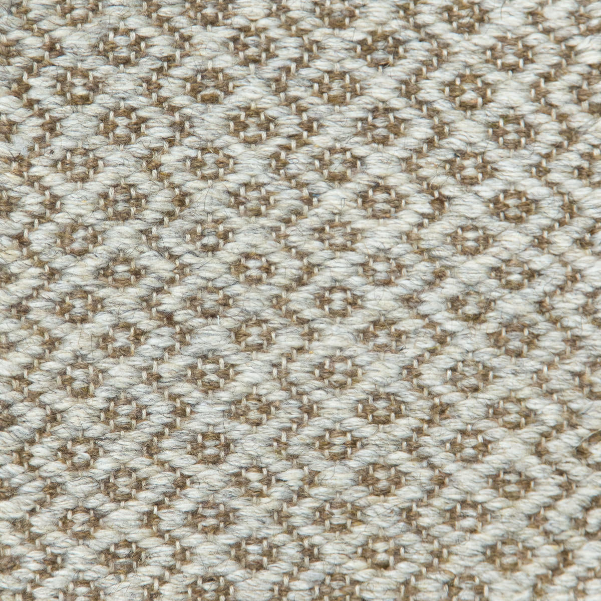 <p>Round Rosepath pos./neg., main light grey 12, inside brown 02 on the natural yarn</p>