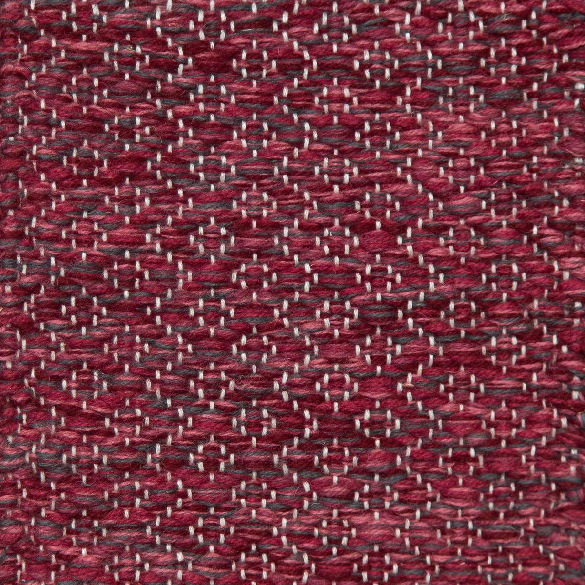 <p>Round Rosepath, red mix 3010, 3011, 3015, 6037, grey 1005 on the natural yarn</p>