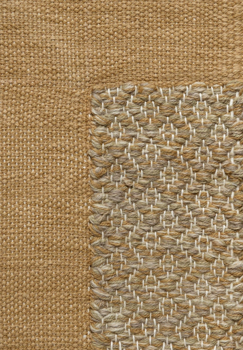<p>Round Rosepath pos.neg. with Single Weave Frame, sand mix 03, 07, 1011, 4012, 6004, frame in mix 6004, 6003 on the white yarn</p>