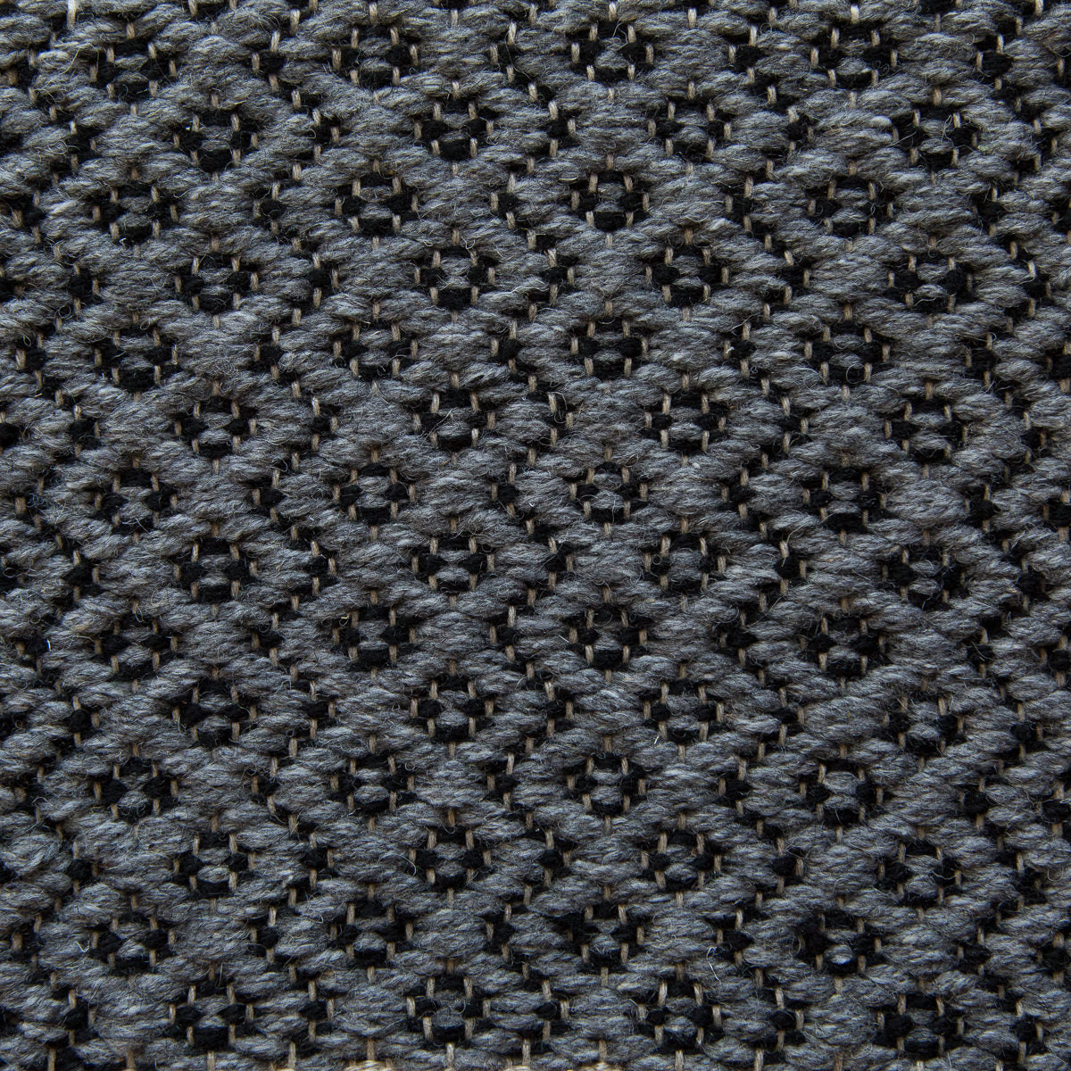 <p>Round Rosepath pos./neg., main deep grey 08, inside black 1006 on natural yarn</p>