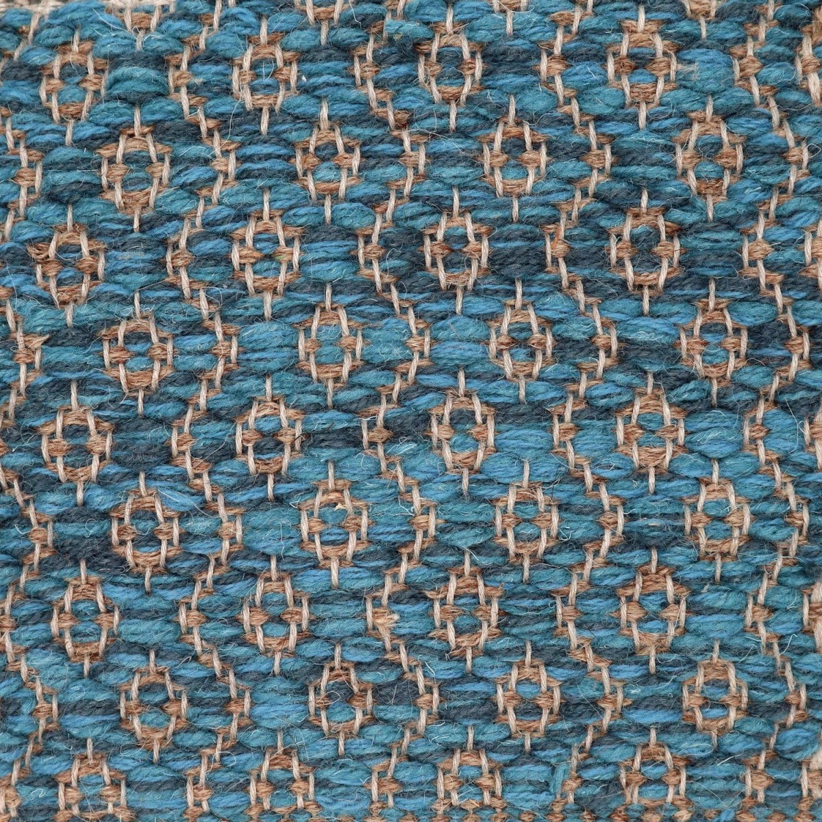 <p>Round Rosepath pos/neg, main blue mix 5021, 8015, 504, inside brown 02 on the natural yarn</p>