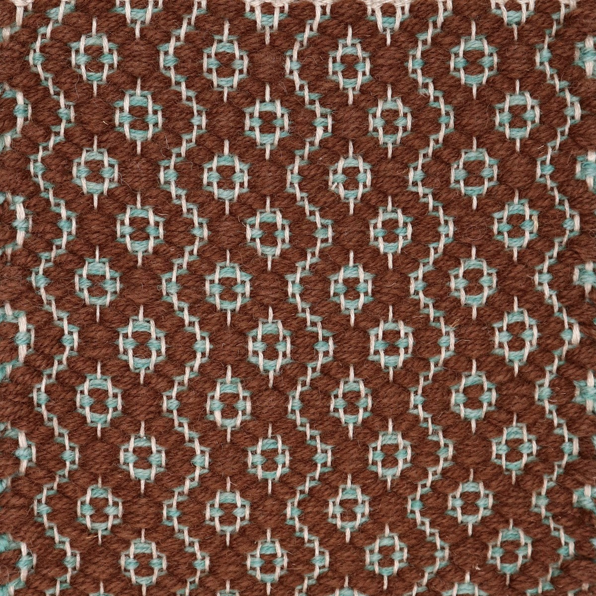 <p>Round Rosepath posneg, main dark brown 8132, inside juniper 8200, 8235 on the natural yarn</p>