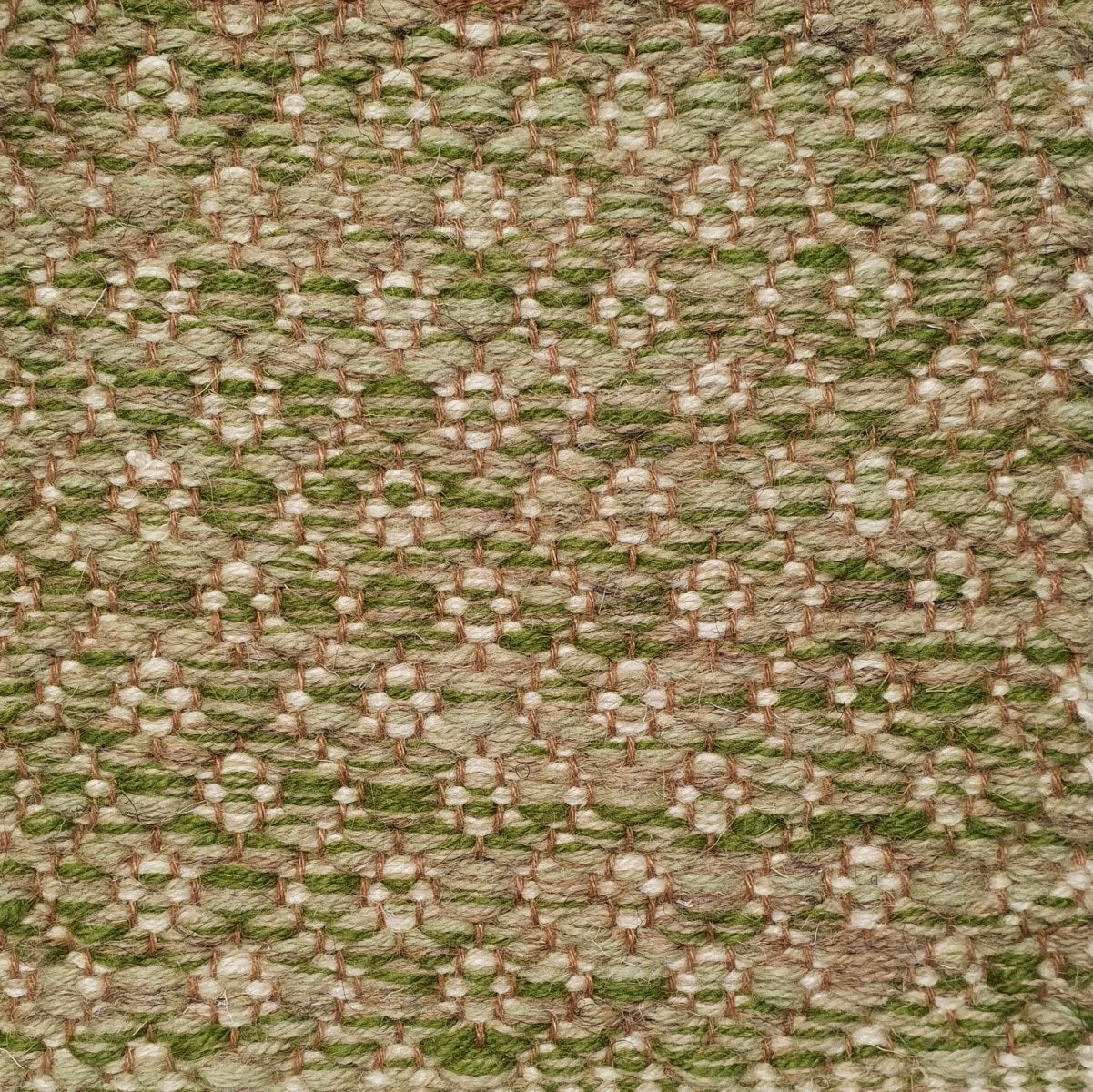 <p>Round Rosepath, main khaki mix CH015, 4012, 4015, 02, inside green mix 6023, 4012 on the brown yarn</p>