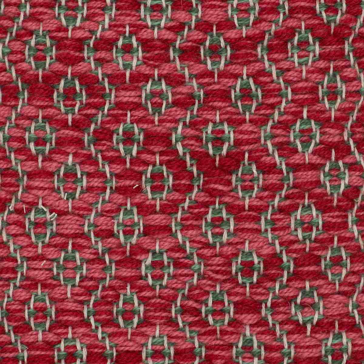 <p>Round Rosepath pos/neg, main red mix 3010, 3011, inside green mix 4006, 4011 on the natural yarn</p>