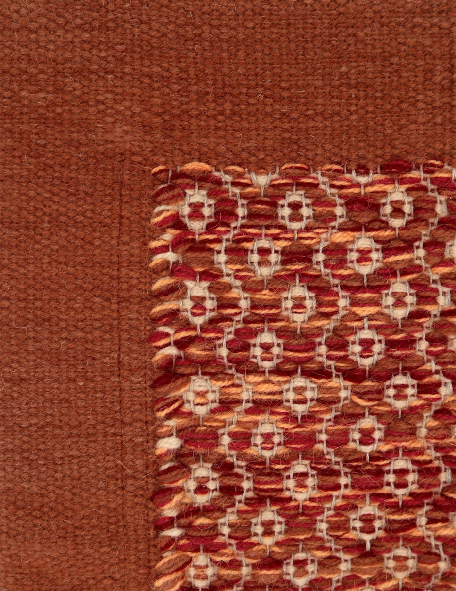 <p>Round Rosepath with Single Weave Frame, main mix 6002, 6008, 6007, 3011, 3015, inside beige 6039, frame 6002, 6008 on the natural yarn</p>