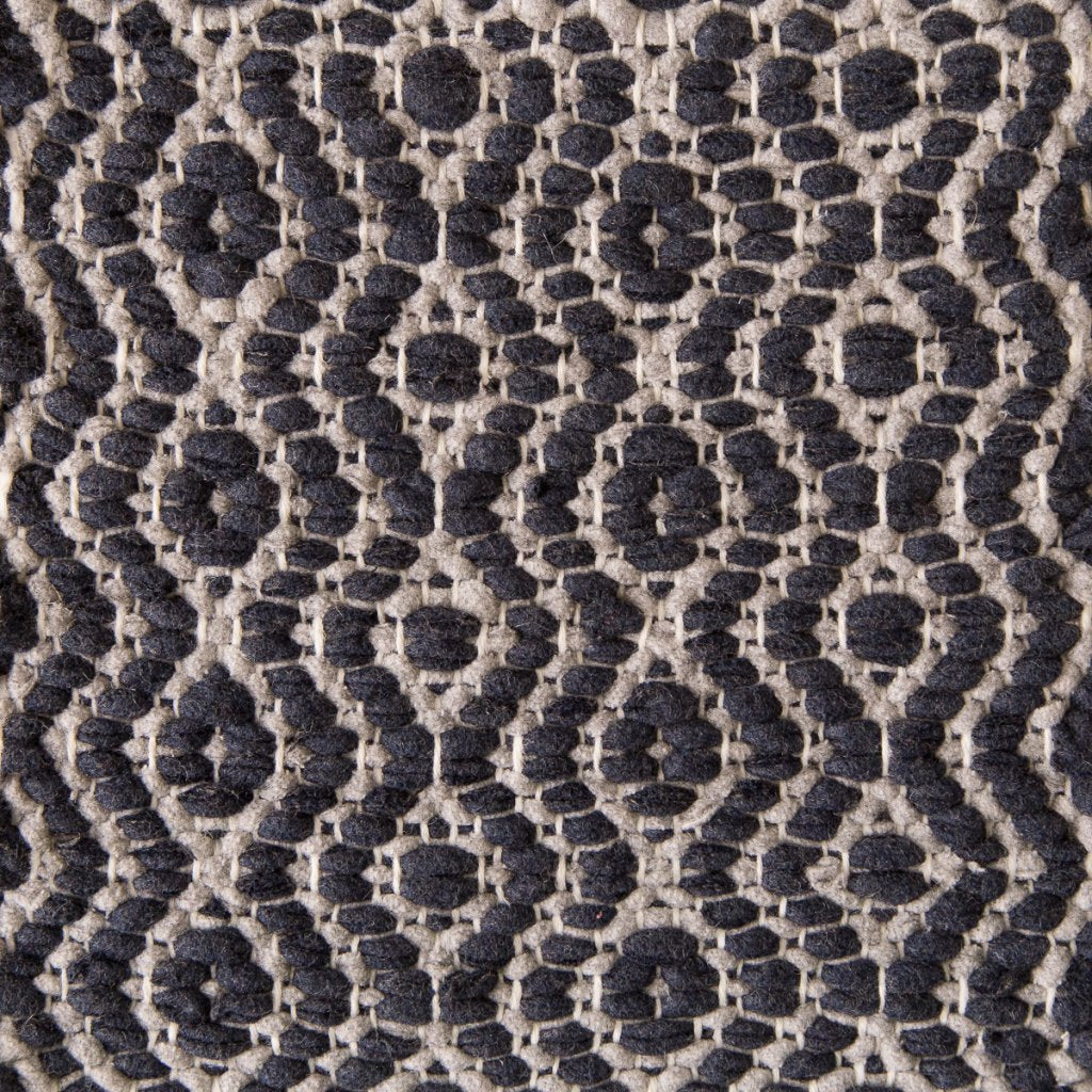 <p>Round Diamond Twill, main dark blue 0452, inside grey 0433 on the white yarn</p>