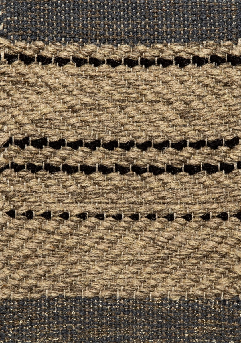 <p><meta charset="UTF-8"><a id="fancybox-right"></a><span id="fancybox-right-ico" class="fancy-ico"></span></p>
<div class="fancybox-title-inside" id="fancybox-title"></div>
<div class="fancybox-title-inside">
<div id="fancybox-title" class="fancybox-title-inside">
<meta charset="UTF-8"> <span>SNOW &amp; COAL created by Lars Nilsson, Herringbone version in Beige mix 6040, 02, 03, Black Stripe 1006, striped woven ends 1) 11, 262, 504 and 504 lurex light gold, 2) 11, 262 and 504 on the natural yarn</span><br>
</div>
<br>
</div>