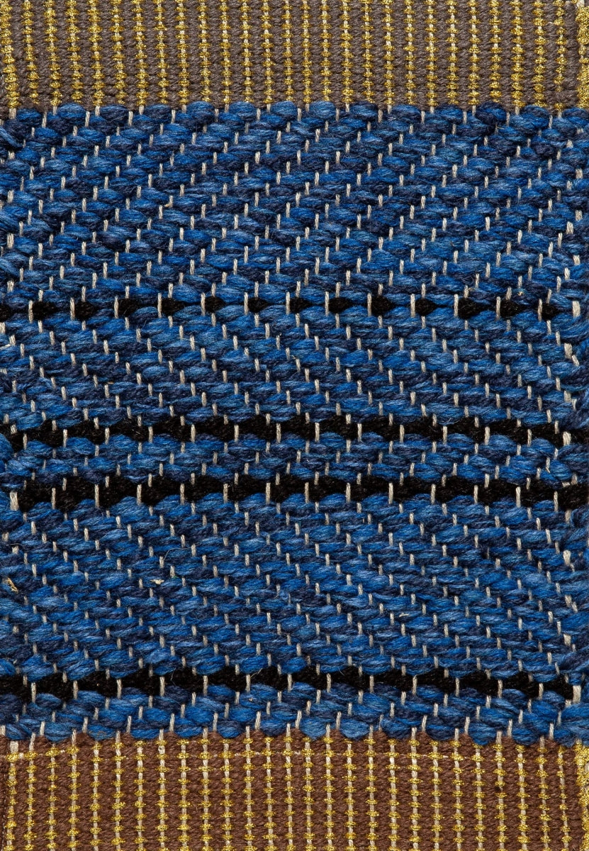 <p><meta charset="UTF-8"><a id="fancybox-right"></a><span id="fancybox-right-ico" class="fancy-ico"></span></p>
<div class="fancybox-title-inside" id="fancybox-title"></div>
<div class="fancybox-title-inside">
<div id="fancybox-title" class="fancybox-title-inside">
<meta charset="UTF-8">
<span>SNOW &amp; COAL created by Lars Nilsson, Herringbone, blue mix 5003, 5004, 5013, 5027, stripes in black 1006, striped woven ends: 1) grey 1005 and gold ribbon, 2) brown 6005 and gold ribbon on the natural yarn</span><br>
</div>
<br>
</div>