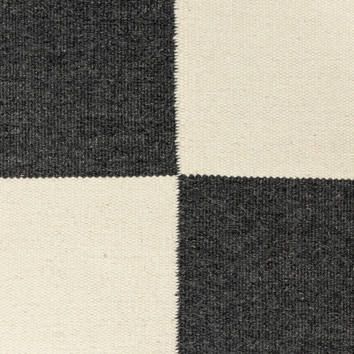 <p>Single Weave Chequered (rollakan), 1 sq - dark grey 05, 2 sq - white mix 1023, 06, 6023 on the natural yarn</p>