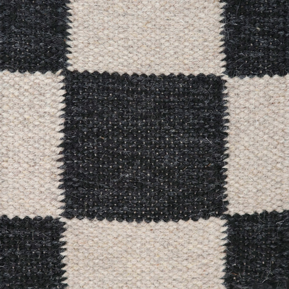 <p><meta charset="UTF-8"><a id="fancybox-right"></a><span class="fancy-ico" id="fancybox-right-ico"></span></p>
<div id="fancybox-title" class="fancybox-title-inside"></div>
<div class="fancybox-title-inside">
<meta charset="UTF-8">
<span>Single Weave Chequered, sq 1 – black mix 05, 6020, CH7878, sq 2 – light grey 12 on the natural yarn</span>
</div>