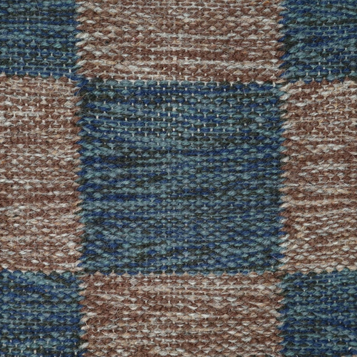 <p>Single Weave Chequered, sq 1 - blue mix CH3424, 262, 5027, CH7878, 2 sq - brown mix 04, 11, 6005 on the naturla yarn</p>