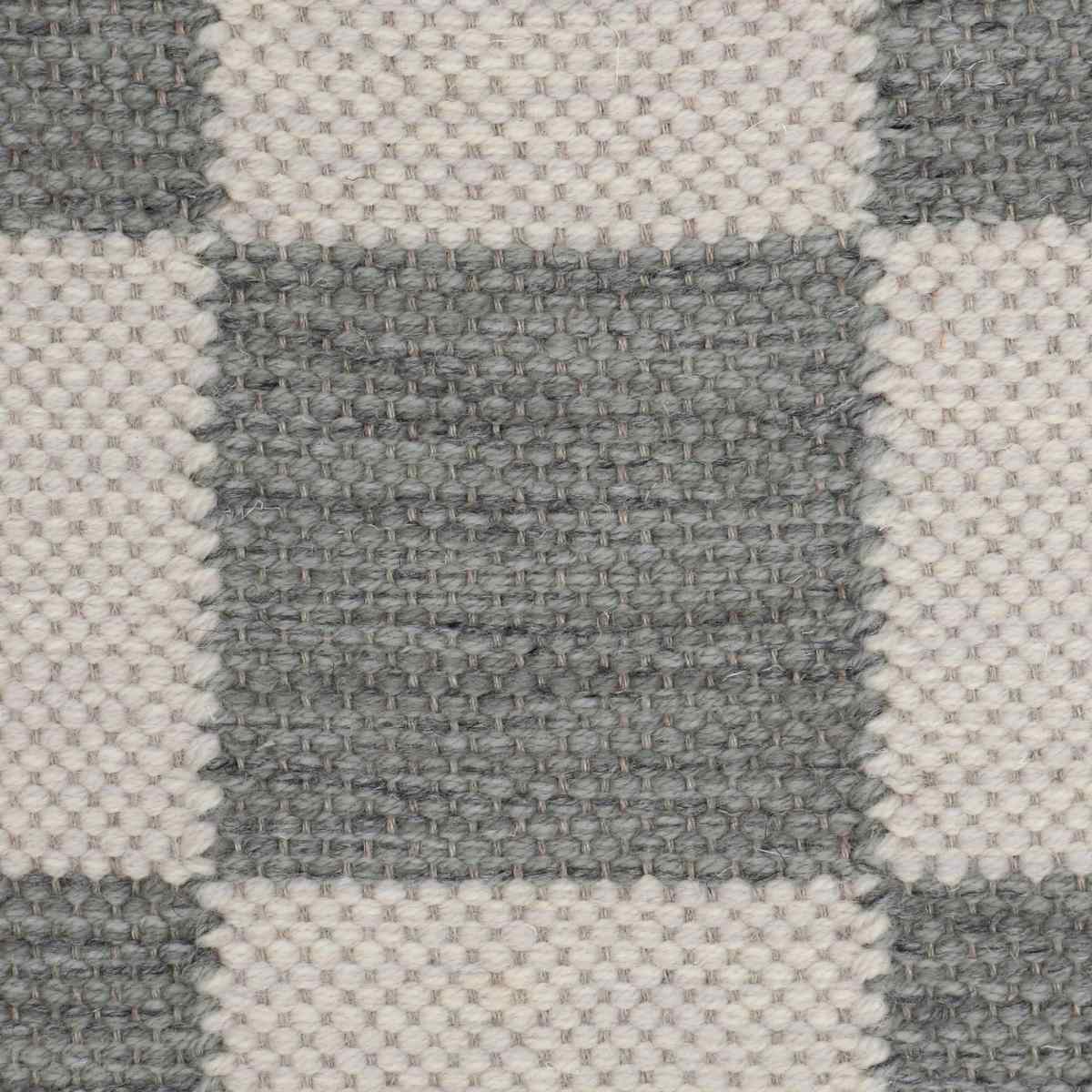 <p>Single Weave Chequered, sq 1 - cream white mix 1023, CH044, 06, sq 2 - 04, 1002, 1009, CH4360, CH033 on the natural yarn</p>