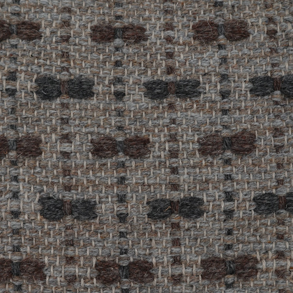 <p>Single Weave with Bows, base grey mix 04, 11, bows in 05, and 17 on the natural yarn</p>