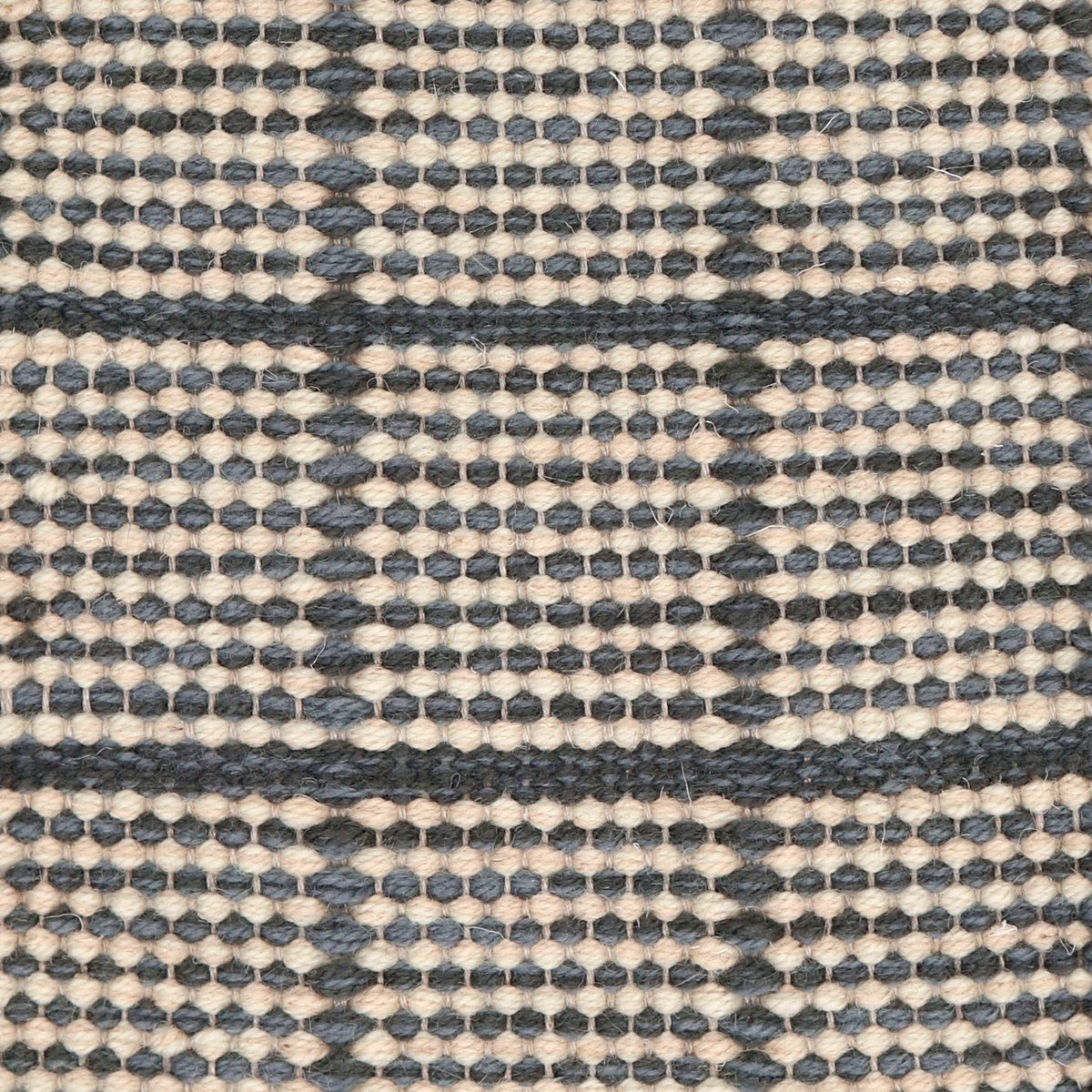 <p>Single Weave with Draell, 1 row - cream 07, 6023, 2 row - dark grey 8052, 1005 on the natural yarn</p>