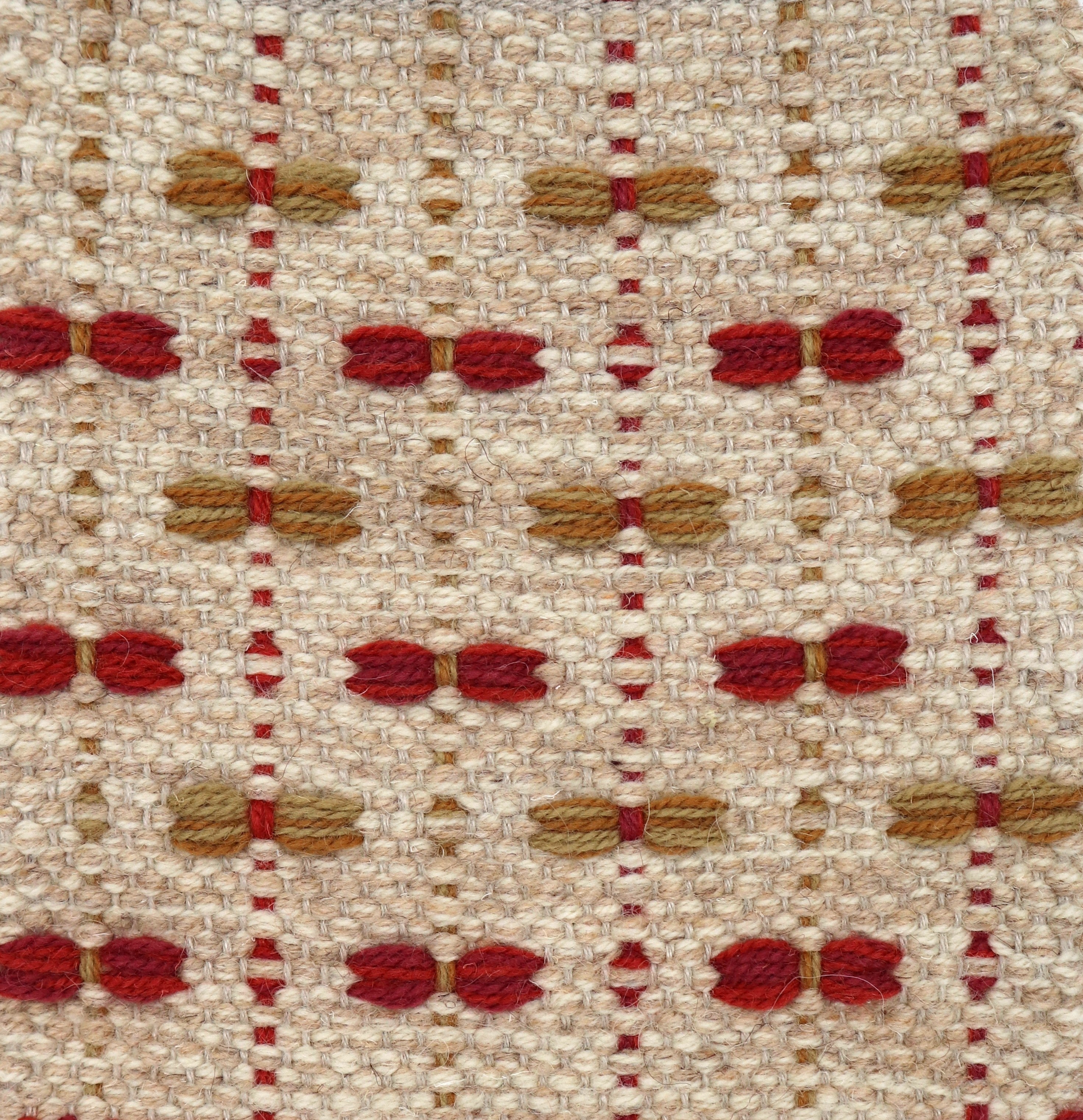 <p>Single Weave with Bows, base in beige mix 6023, 03, Bows in red mix 8153, 6037, mustard mix 6004, CH108 on the natural yarn</p>
