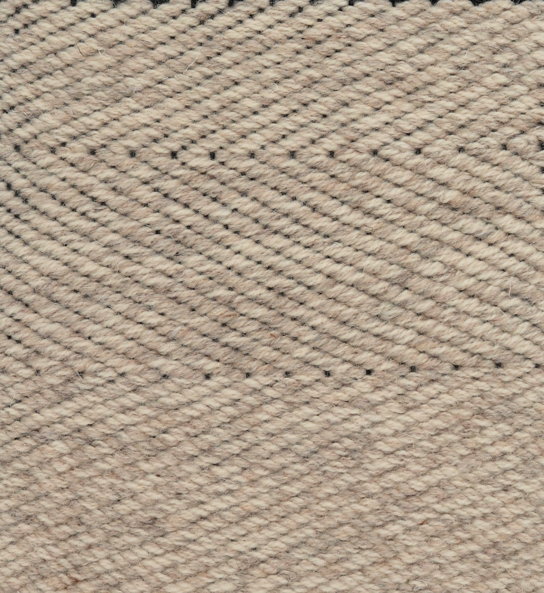 <p>Slim Herringbone, beige mix 12, 06 on the black yarn</p>