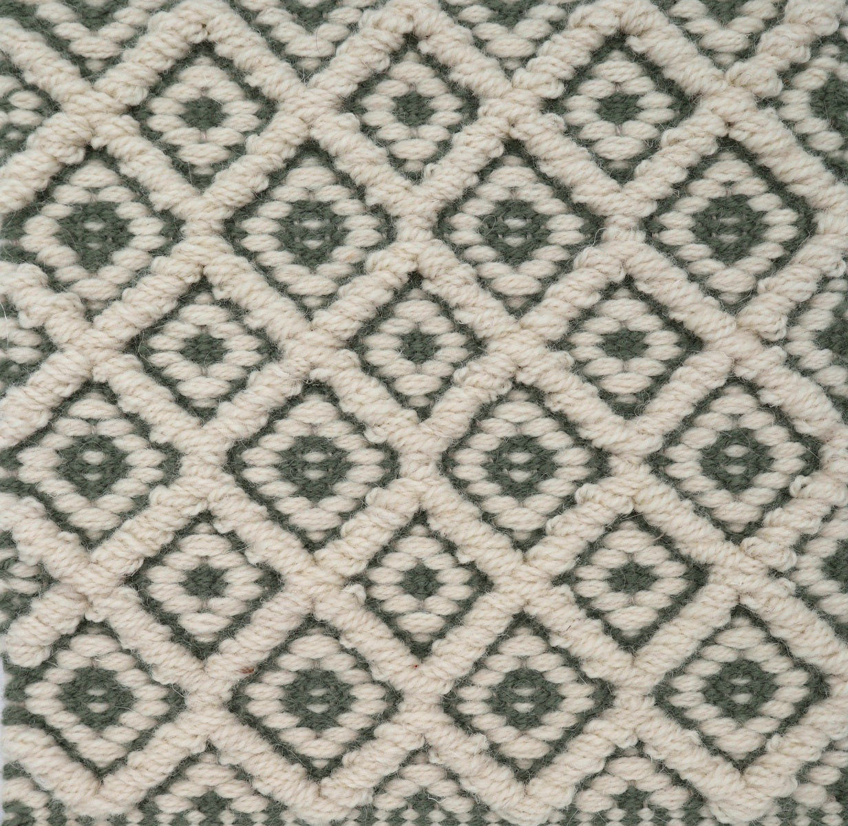 <p>Small Dual Diamond Twill in Bouclé, main bouclé in cream 06, inside green 1025 on the natural yarn</p>