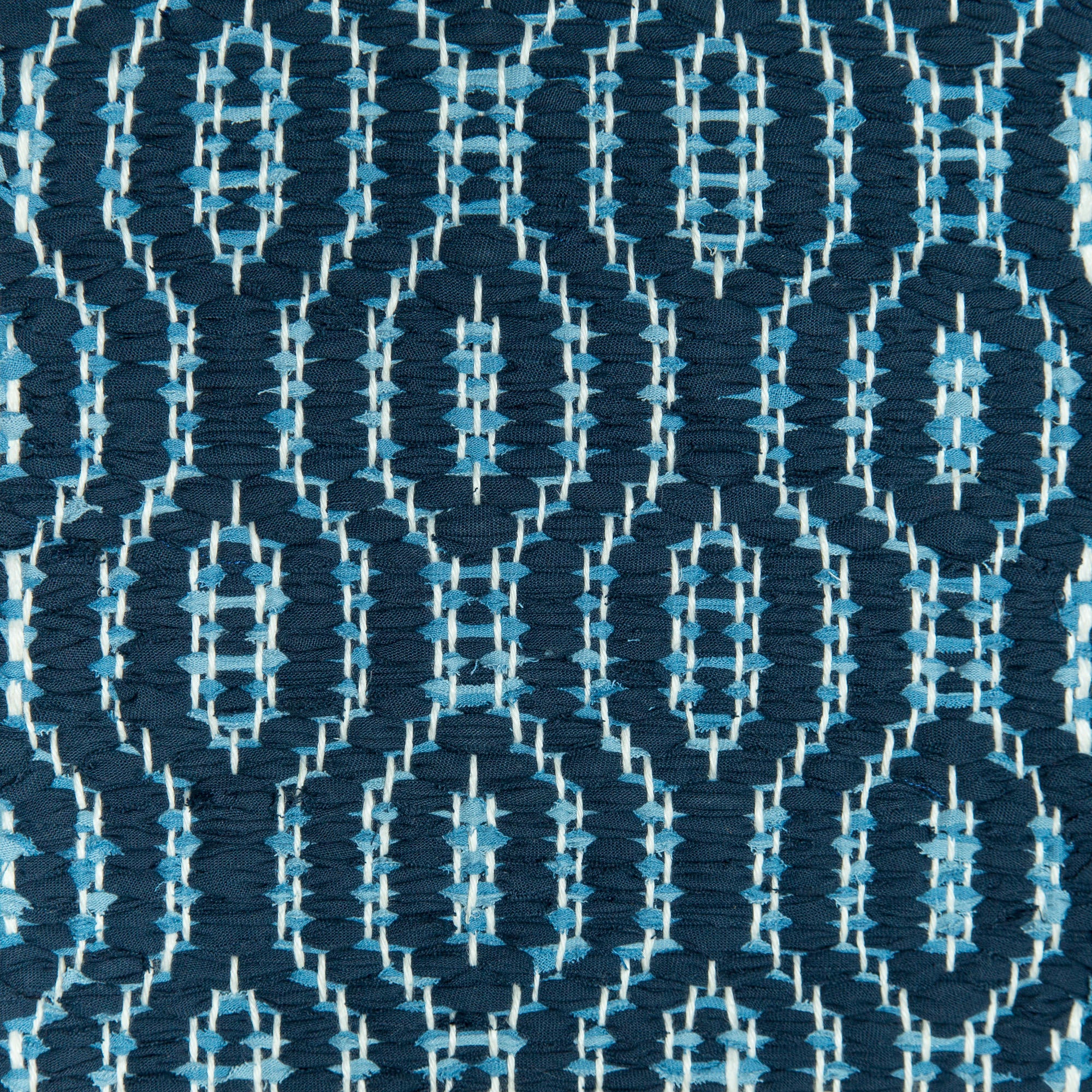 <p>Soft Dual Diamomd Ttwill, main blue 534, inside light blue mix 501, 527 on the white yarn</p>