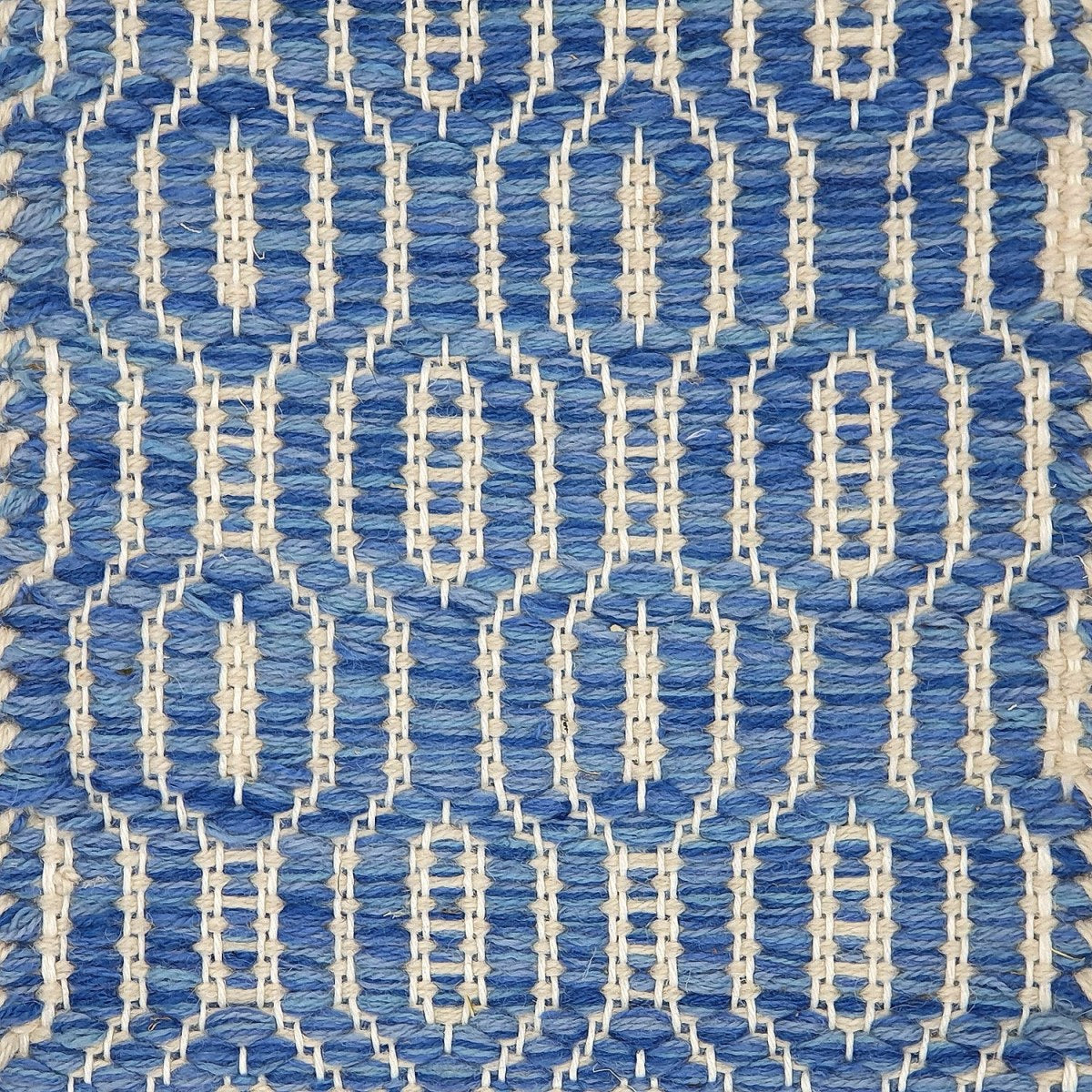 <p>Soft Dual Diamond Twill, main blue mix 5003, 5009, 5010, 5017, inside white 1023 on the white yarn</p>
