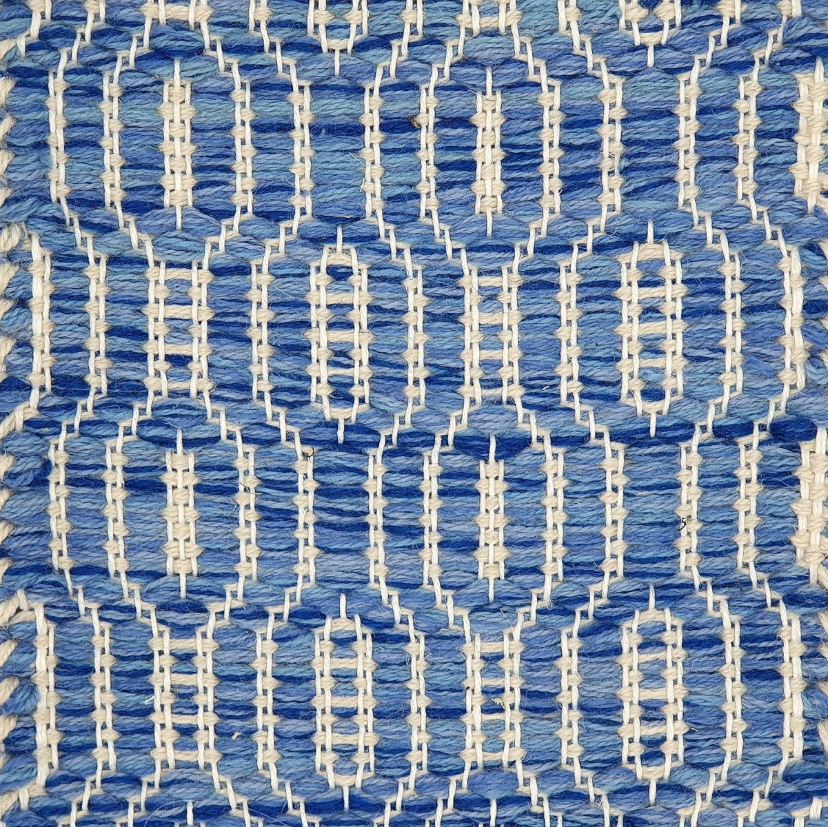 <p>Soft Dual Diamond Twill, main blue mix 5004, 5009, 5010, 5017, inside white 1023 on the white yarn</p>