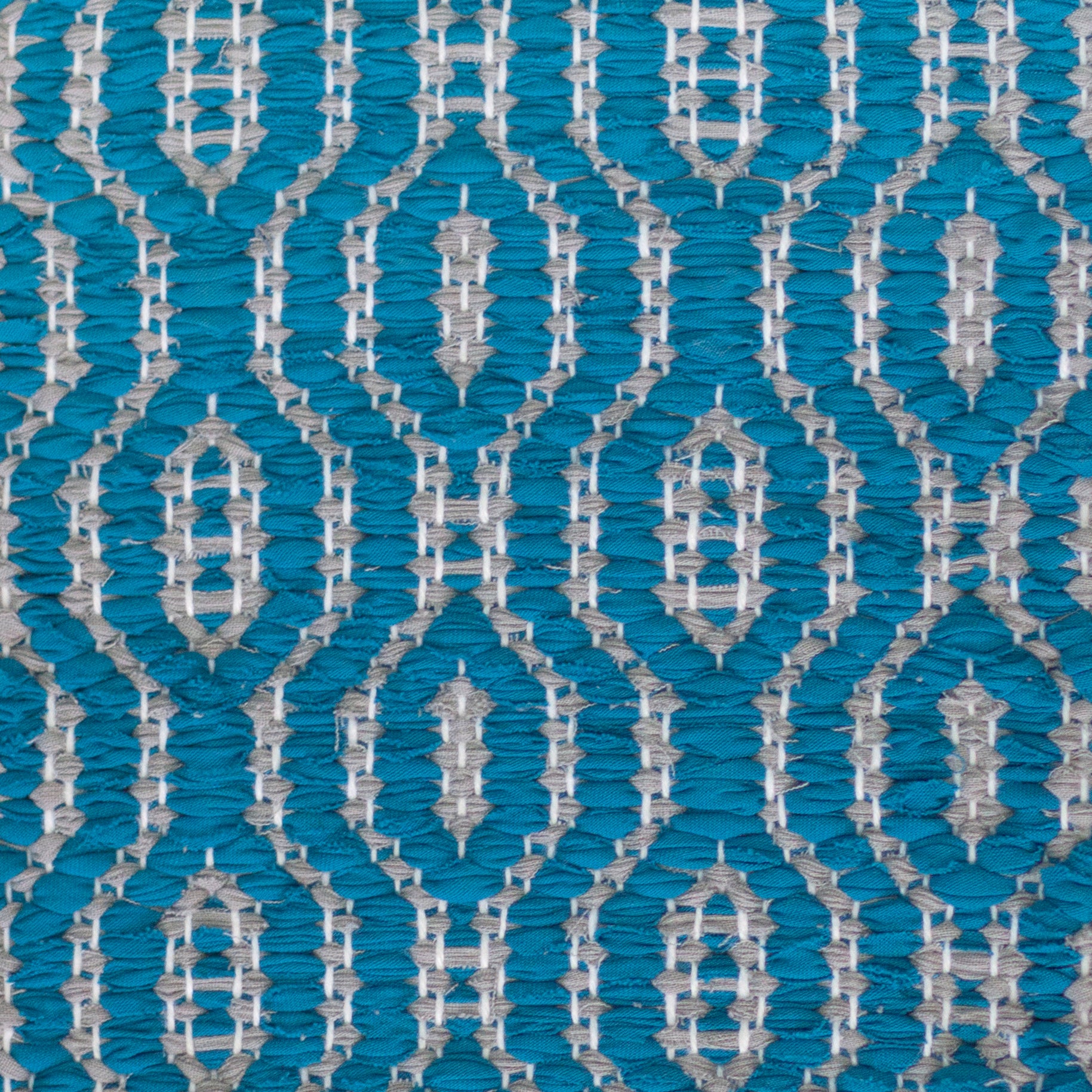 <p>Soft Dual Diamond twill, blue 555, grey 469 white yarn</p>