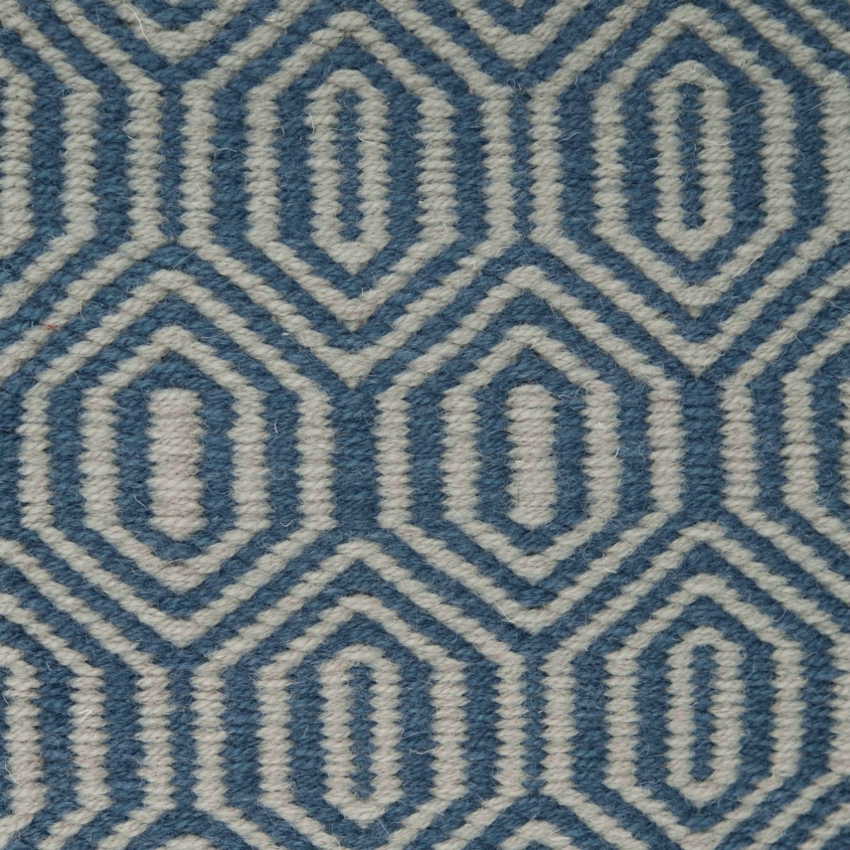 <p>Split Diamond Twill, 1 row - grey 1009, 2 row - blue 8603, striped ends on the natural yarn</p>