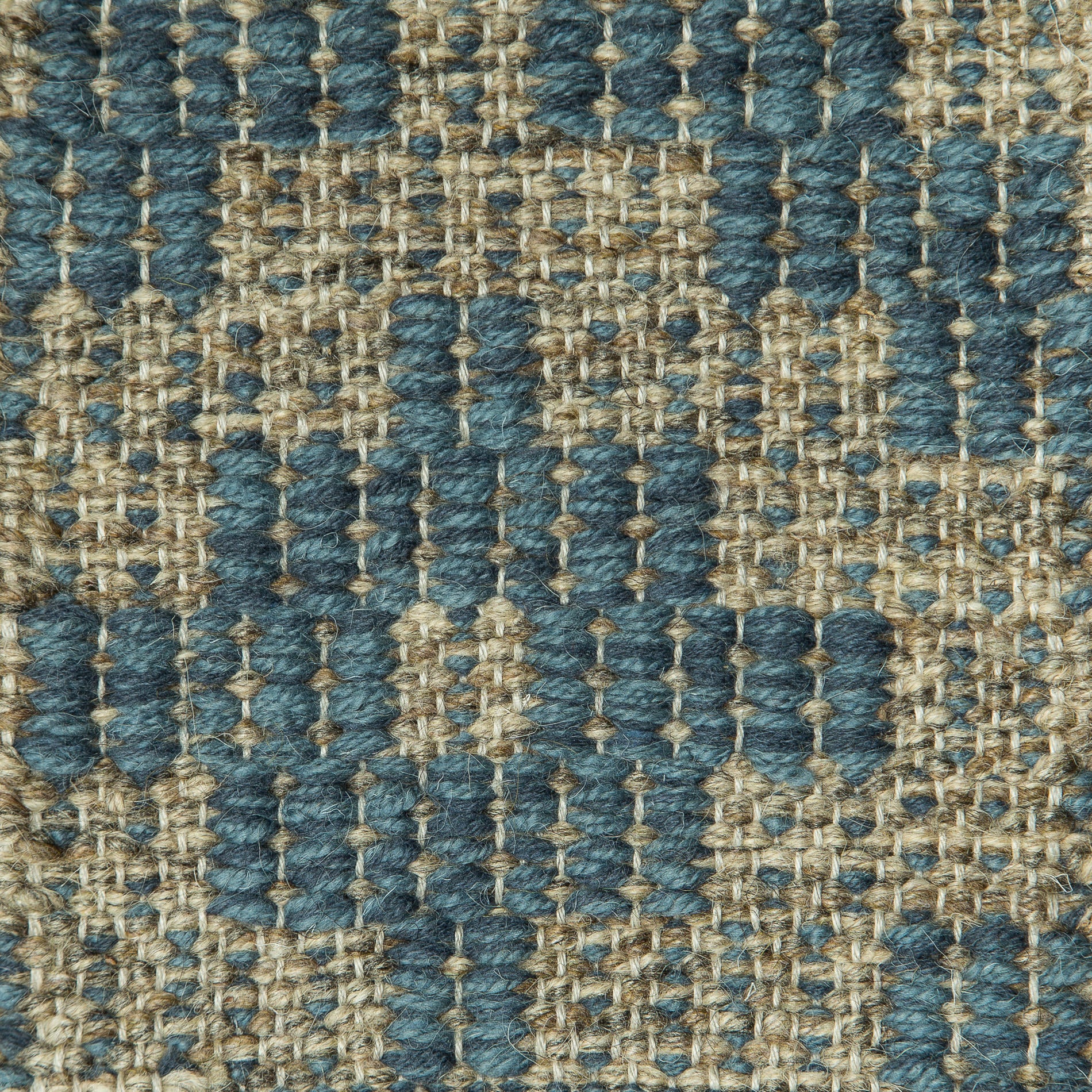 <p>Square Diamond Twill, Base in beige mix 02, 03, 11, Cross in blue-grey mix CH3424, 504 on the natural yarn</p>