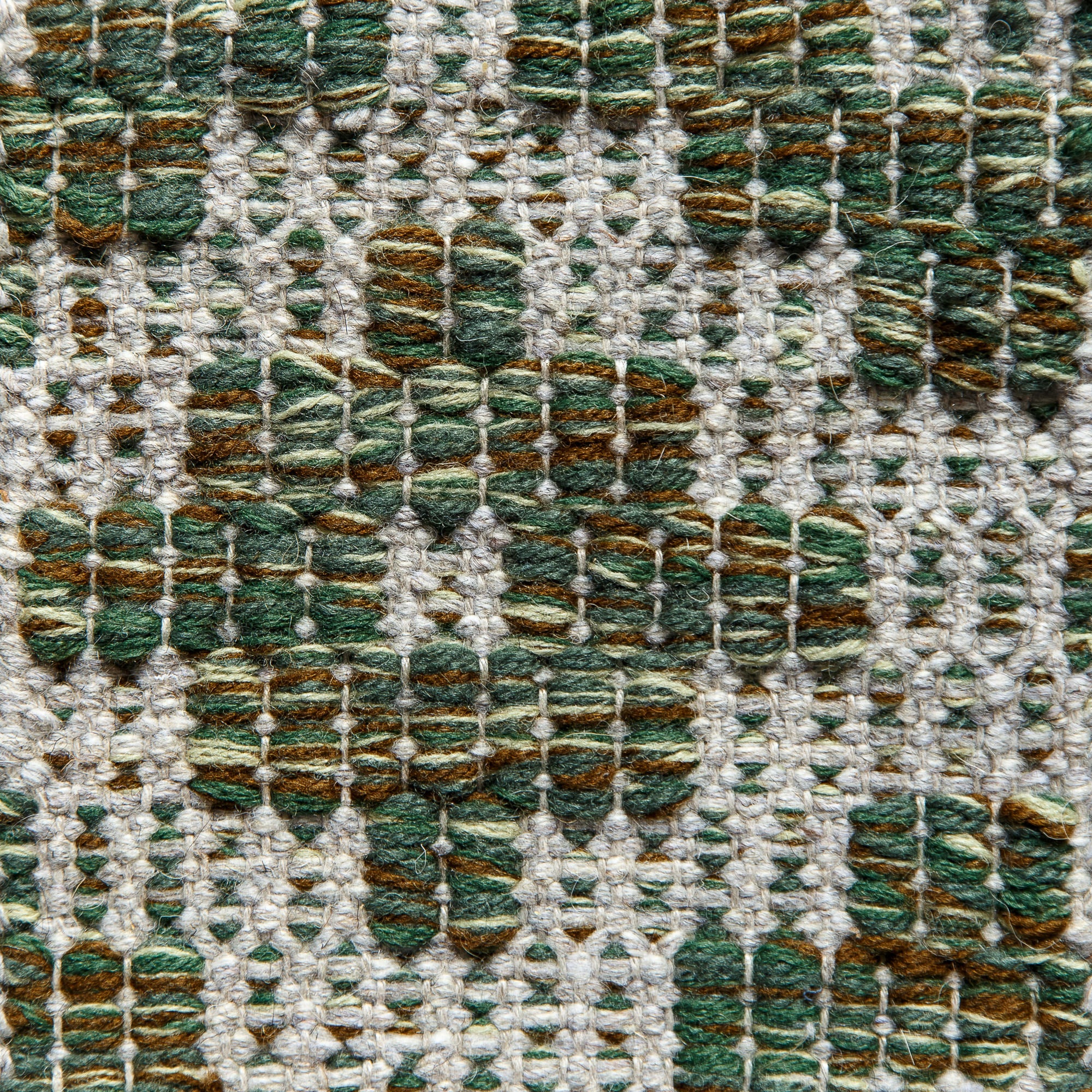<p>Square Diamond Twill, Cross in CH017, CH4225, 4011, 4015, base in light grey 12 on the natural yarn</p>
