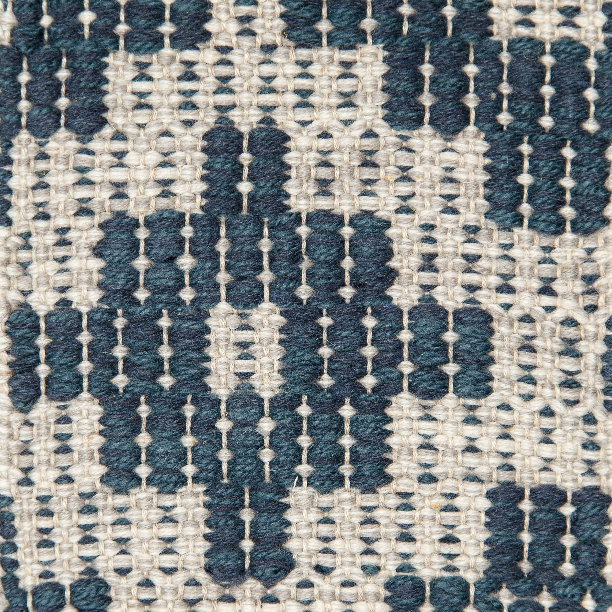 <p>Square Diamond Twill, Cross in blue mix CH3424, 504, base in light grey mix 1009, 1023 on the natural yarn</p>