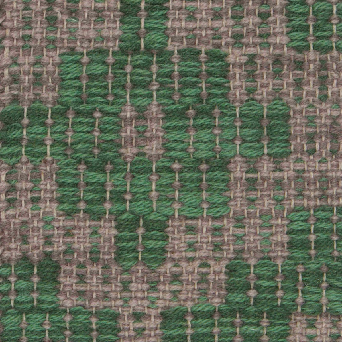 <p>Square Diamond Twill, cross in the green mix 4006, 4011, base in the beige mix 1021, 1024 on the natural yarn</p>
