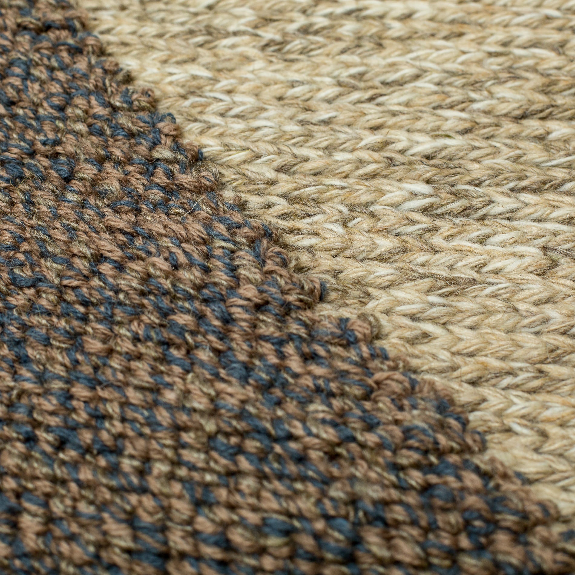 <p>Tufted, base beige mix 02, 03, 07, tufted parts mix of 6013, 6017, 504 on the natural yarn</p>
