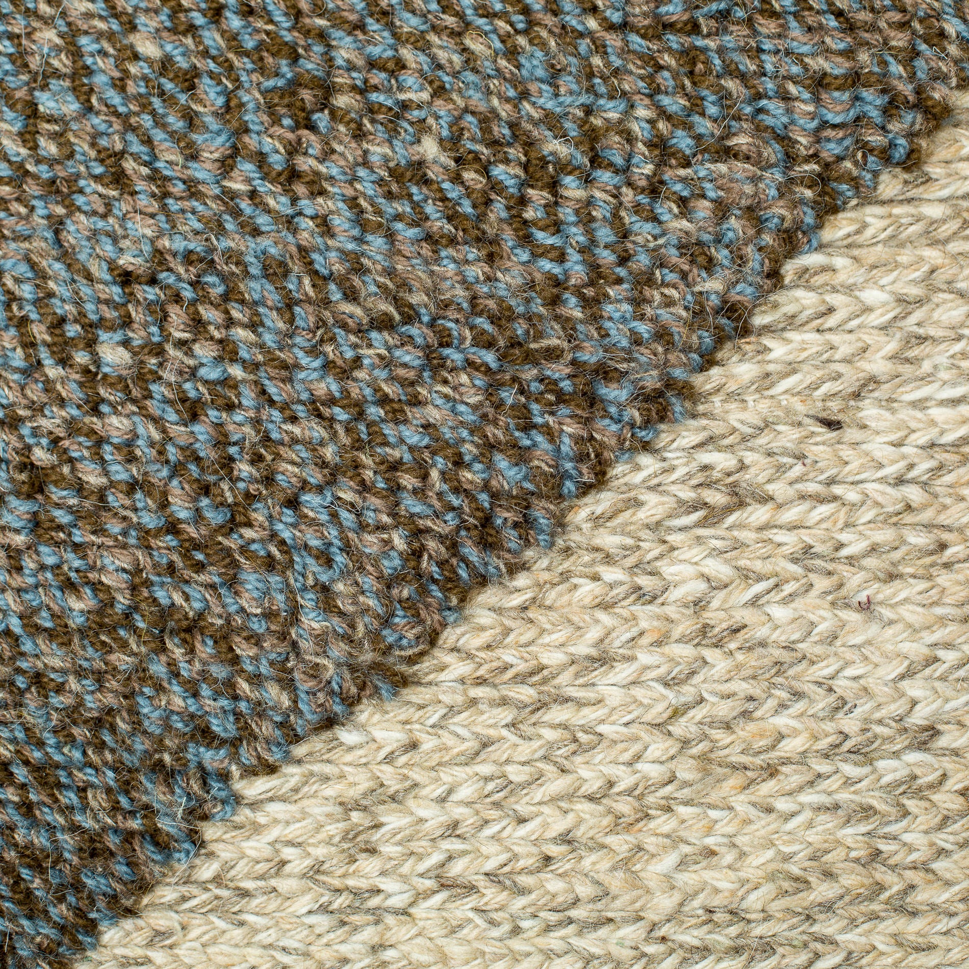 <p>Tufted, base beige mix 02, 03, 07, tufted parts mix of 6017, CH3424, CH4225 on the natural yarn</p>