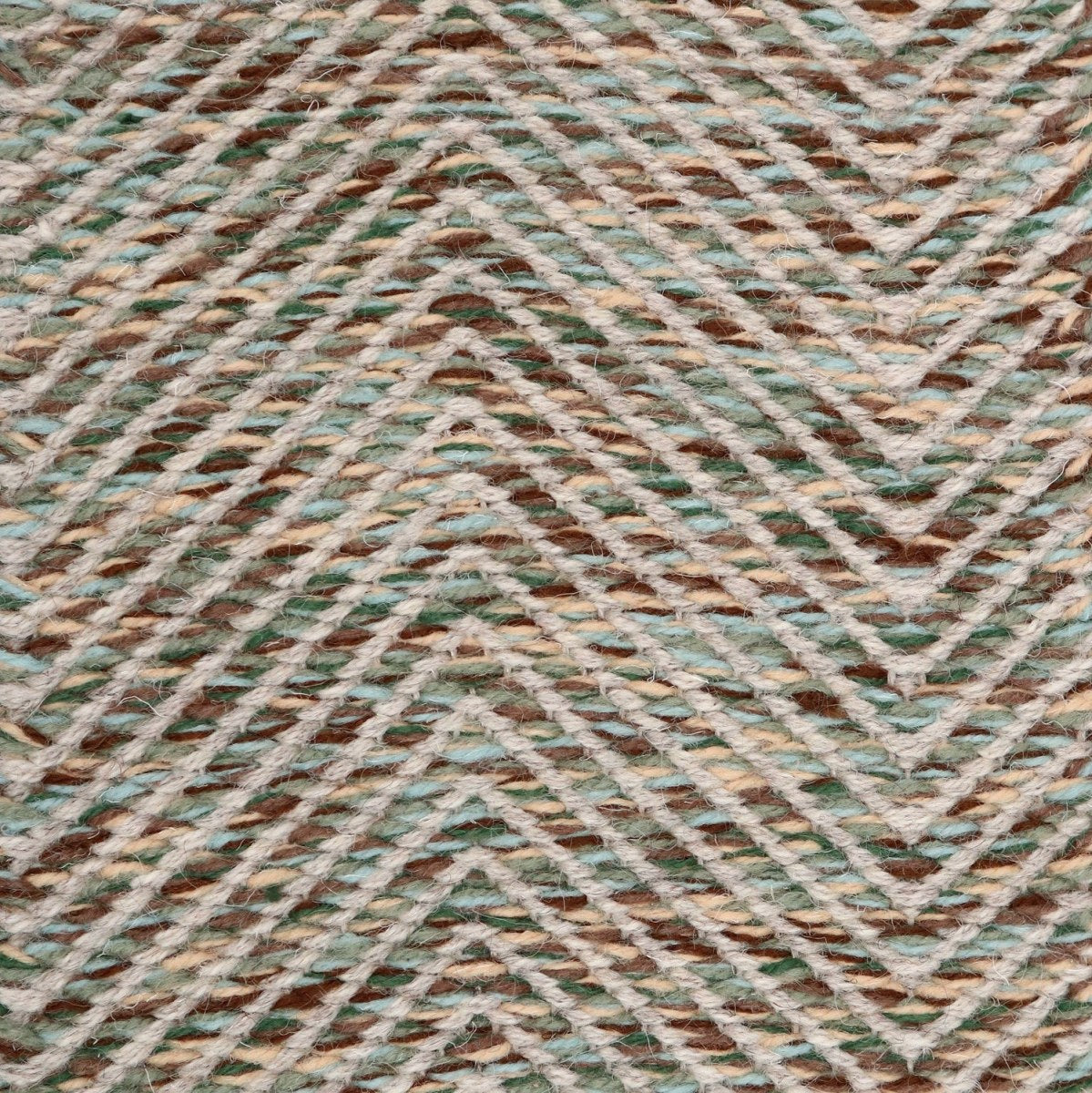 <p>Tweeds (big turns 8cm), 1 row - grey 12, 2 row - mix of CH4225, 1025, 6017, 5012, CH017, 6003 on the natural yarn</p>