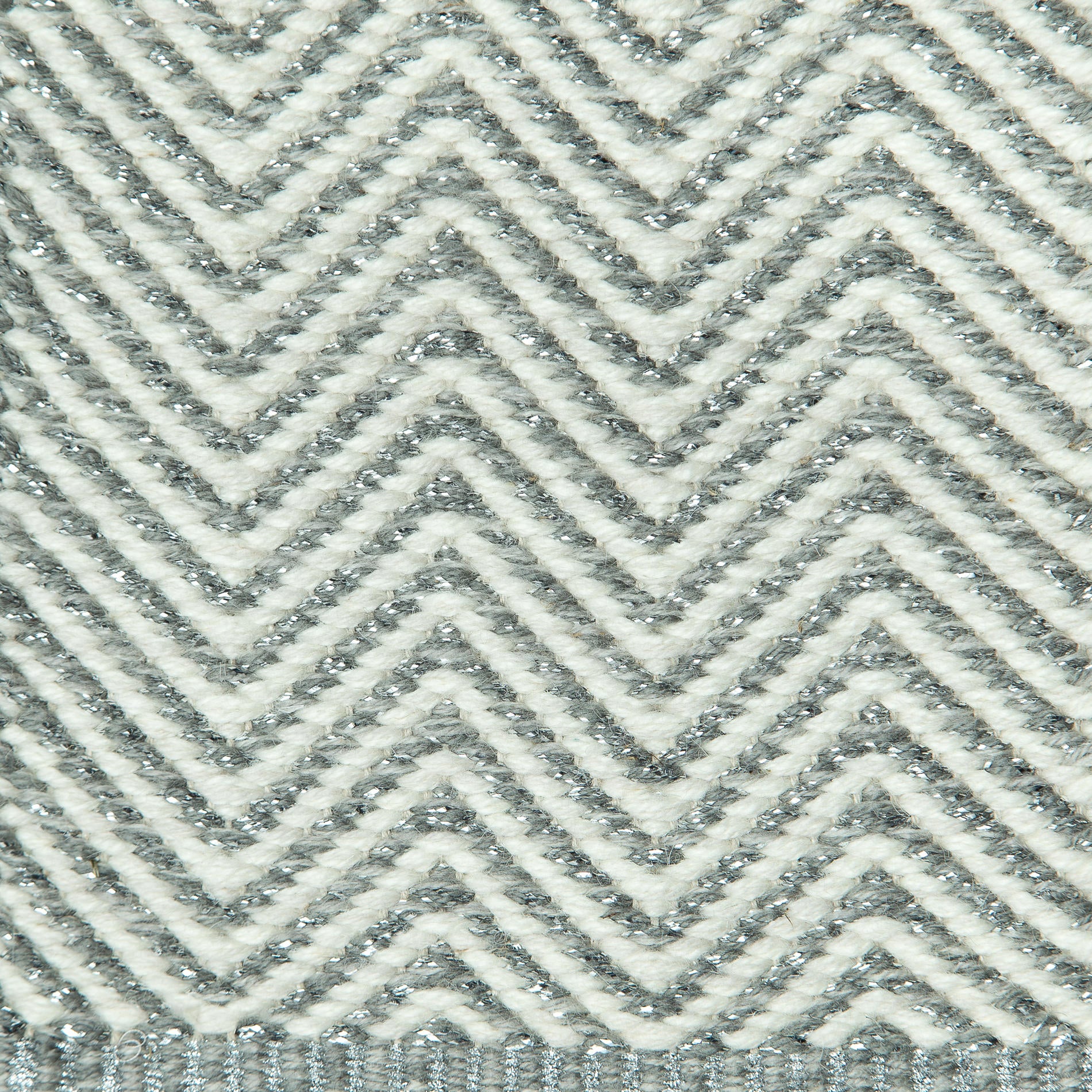 <p>Tweeds, 1 row - white mix 1023, CH044, 2 row - grey mix 1009, 1002, 062 with silver metallic effects on the natural yarn</p>