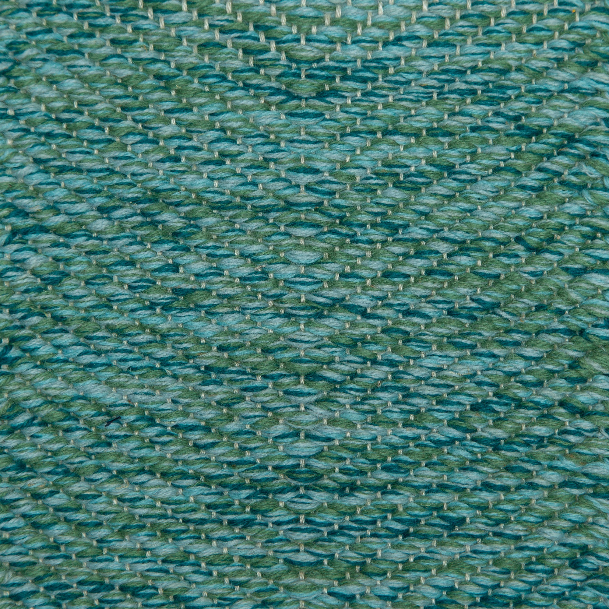 <p>Vertical Herrinbone, green mix 4006, 5012 (35% each) 5011, 5008 (15% each) on the natural yarn</p>