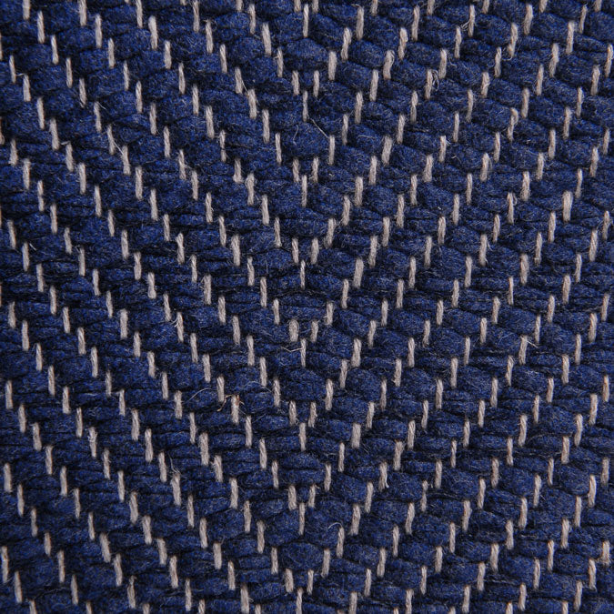 <p>Vertical Herringbone, blue H494 on the natural yarn</p>