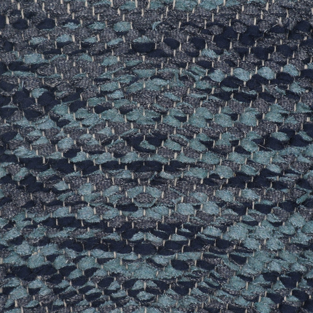 <p>Vertical Herringbone, blue mix 0474 ( 50%), H494 (25%),  0440 (25%), 0069 on the natural yarn</p>