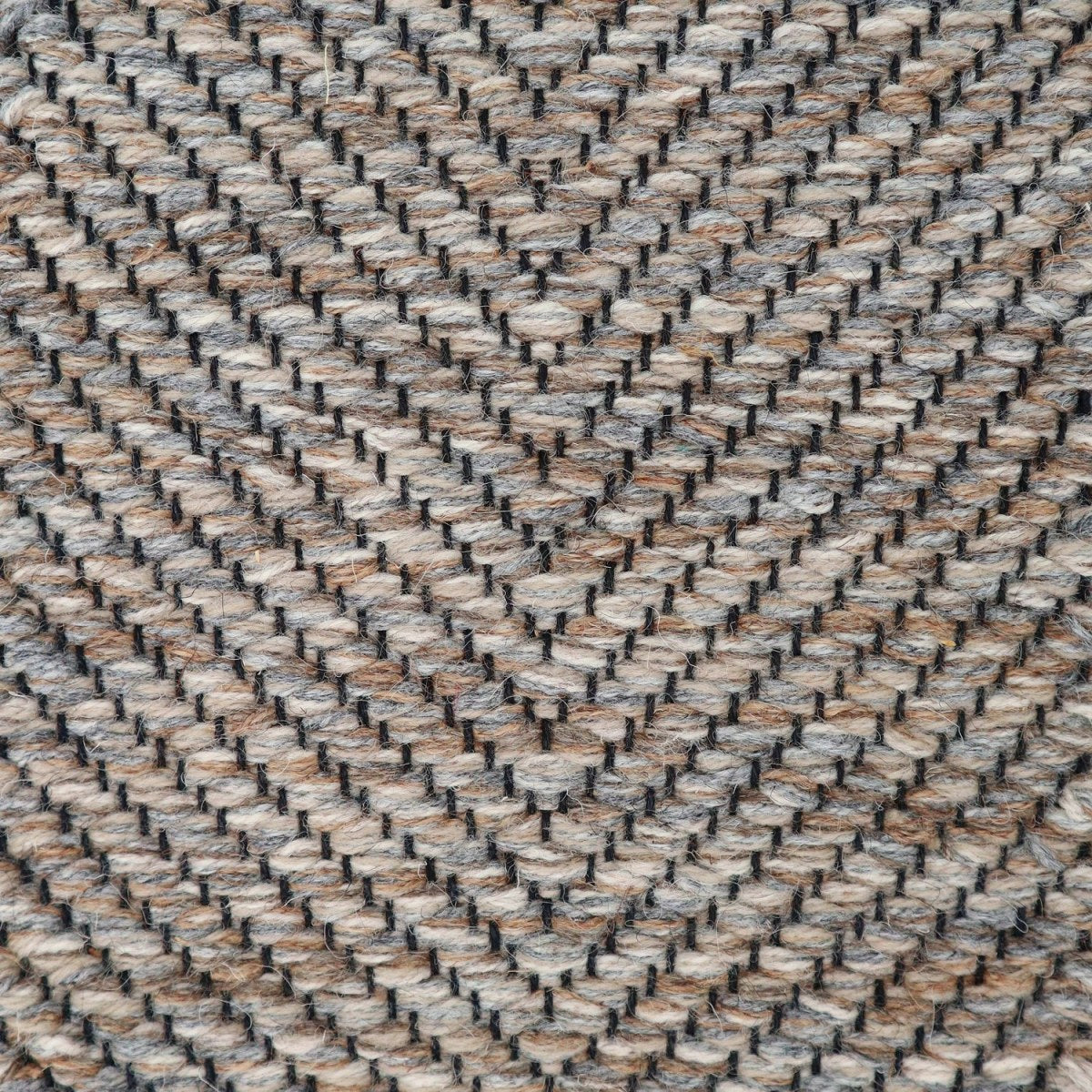 <p>Vertical Herringbone, grey mix 1011, 12, 04, 08, 11, 02 on the black yarn</p>